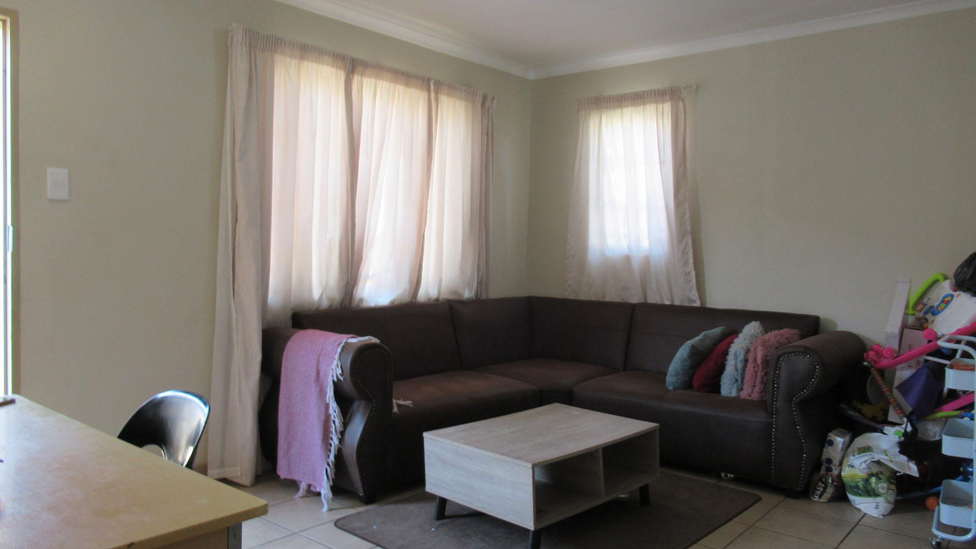 Lounges - 20 square meters of property in Palm Ridge