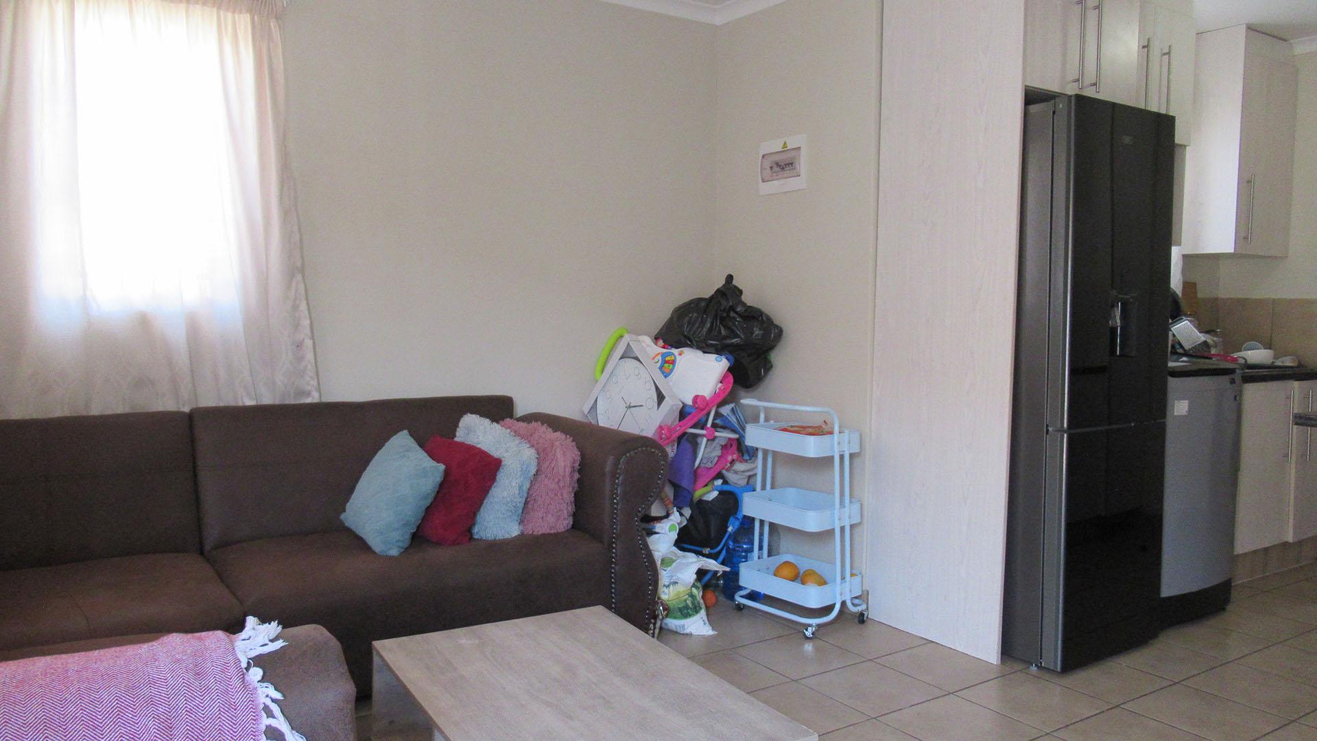 Lounges - 20 square meters of property in Palm Ridge