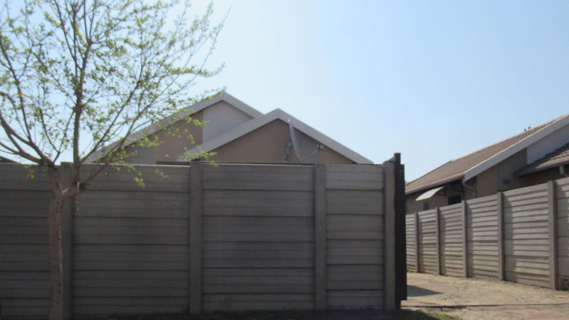 Front View of property in Palm Ridge