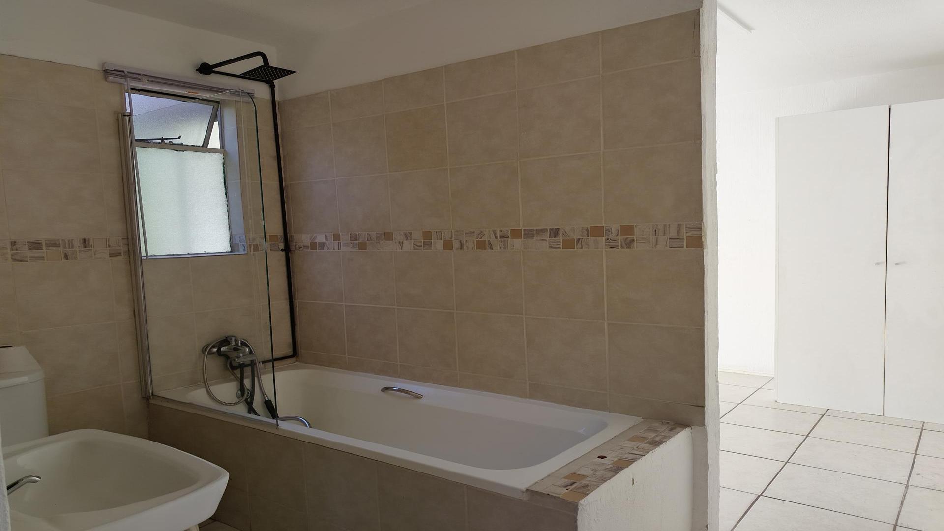 Bathroom 1 of property in Sundowner
