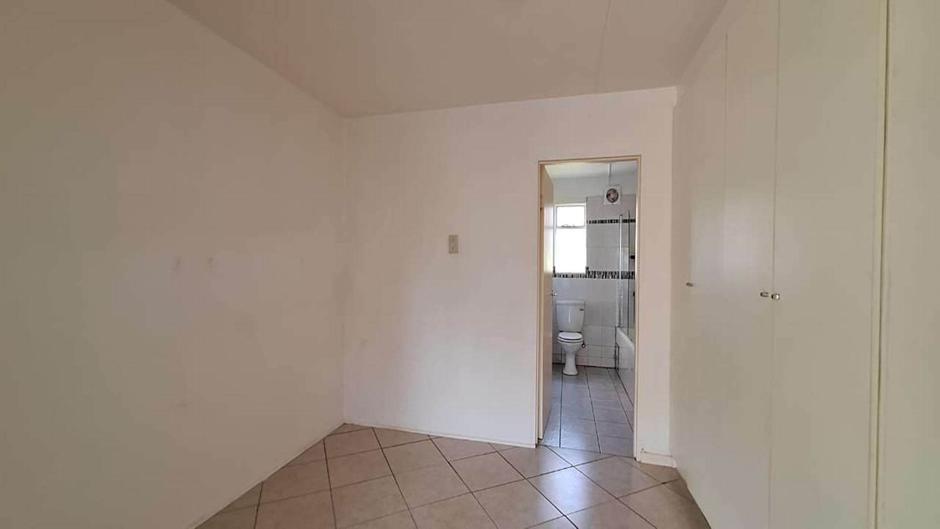 Main Bedroom - 13 square meters of property in Sundowner