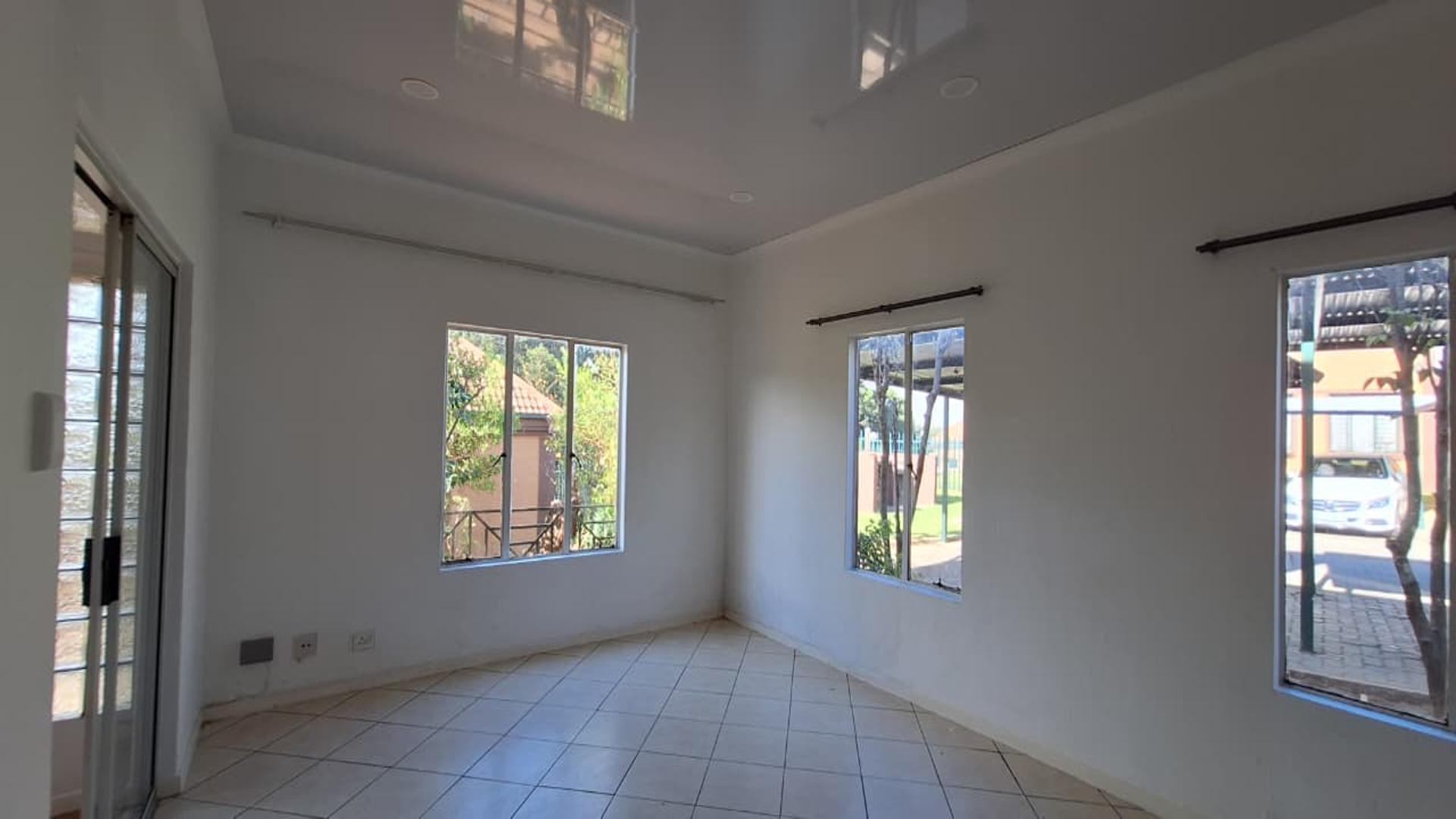 Lounges - 21 square meters of property in Sundowner