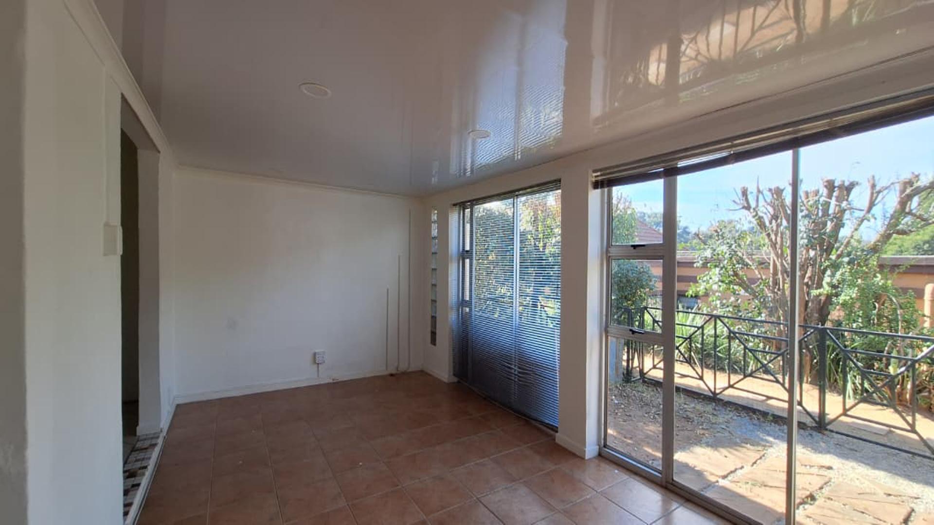 Lounges - 21 square meters of property in Sundowner