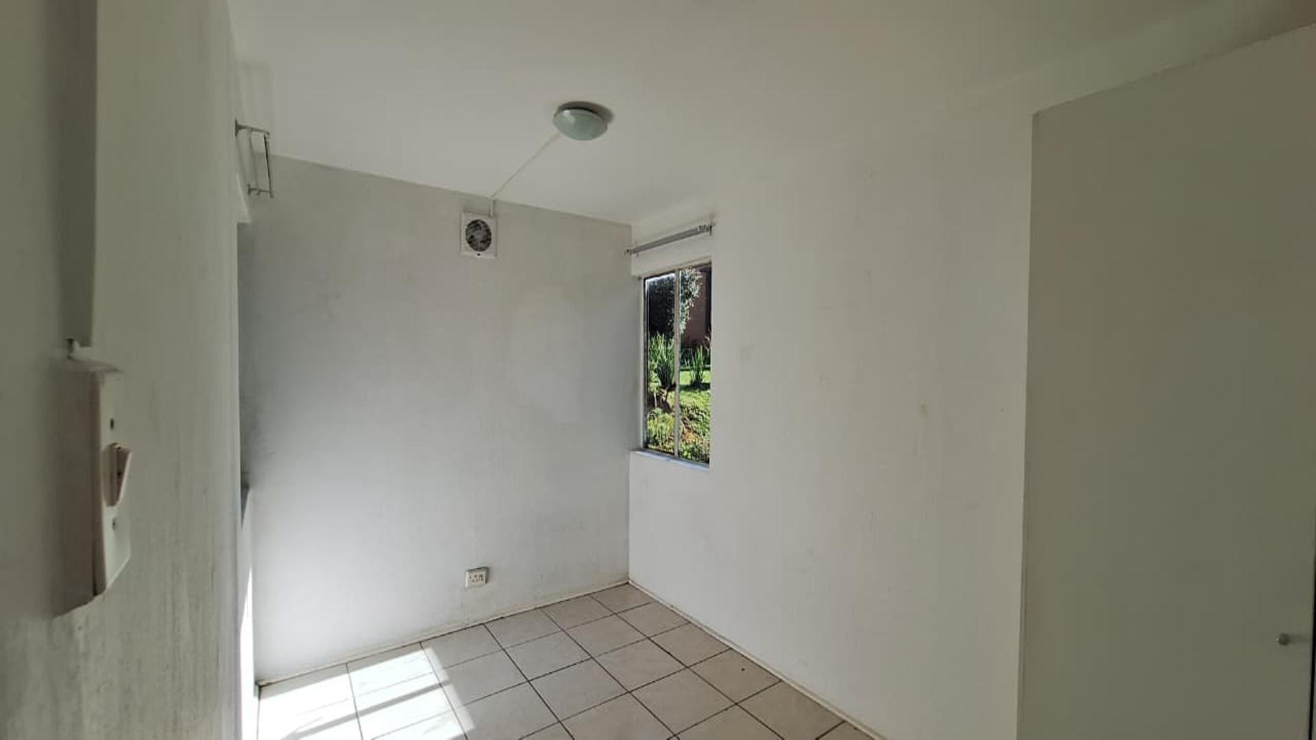 Bed Room 1 - 12 square meters of property in Sundowner