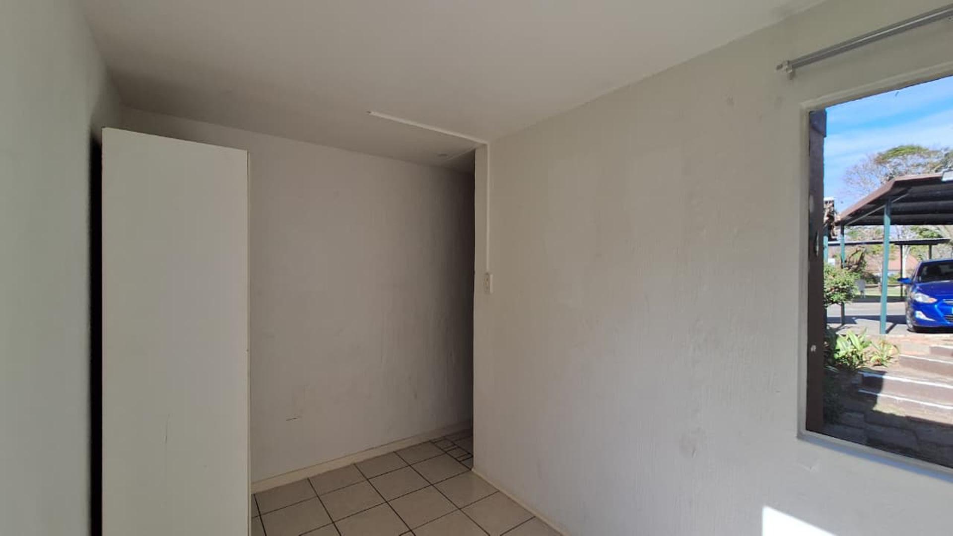 Bed Room 1 - 12 square meters of property in Sundowner