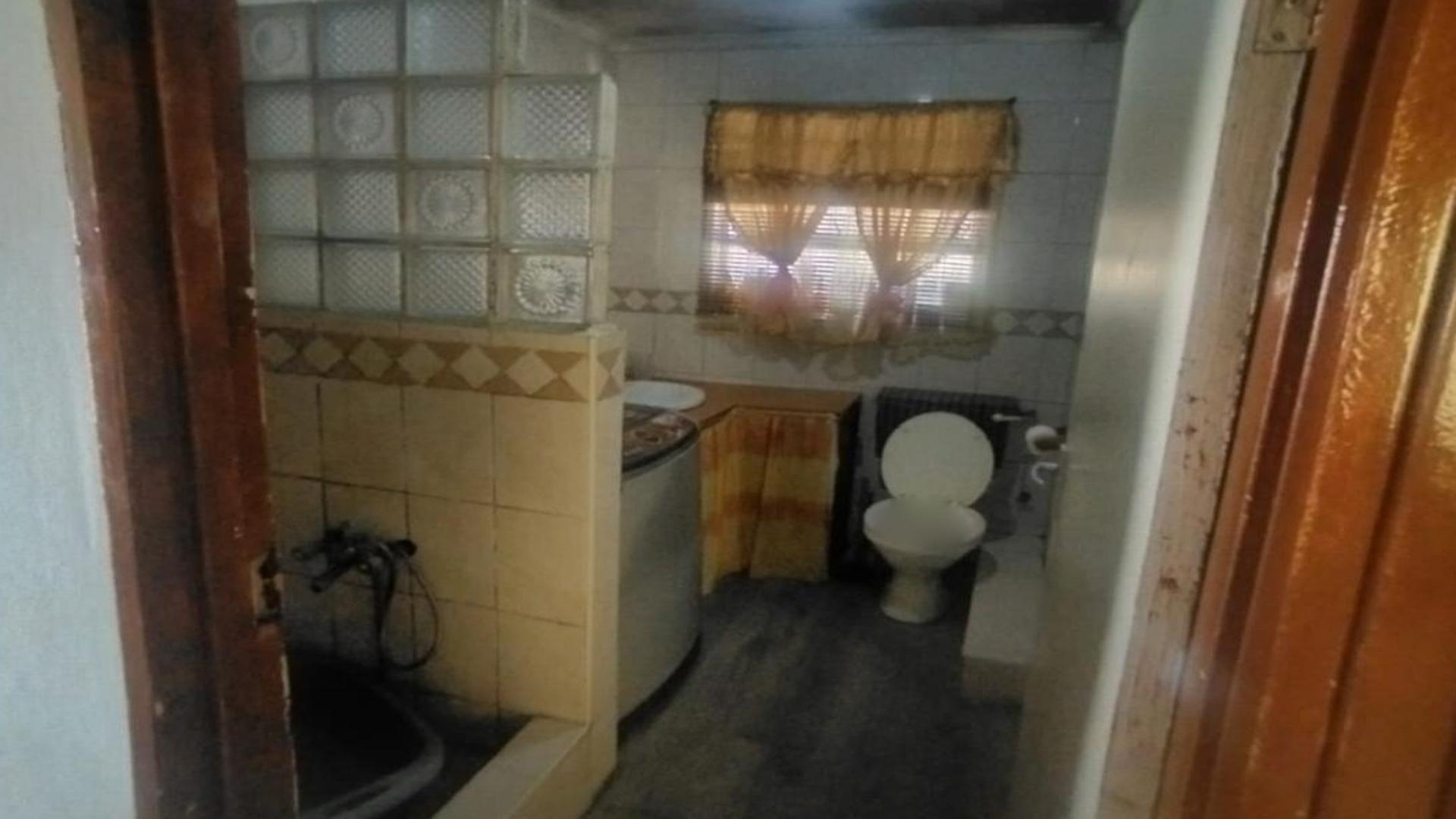 Bathroom 1 of property in Delft