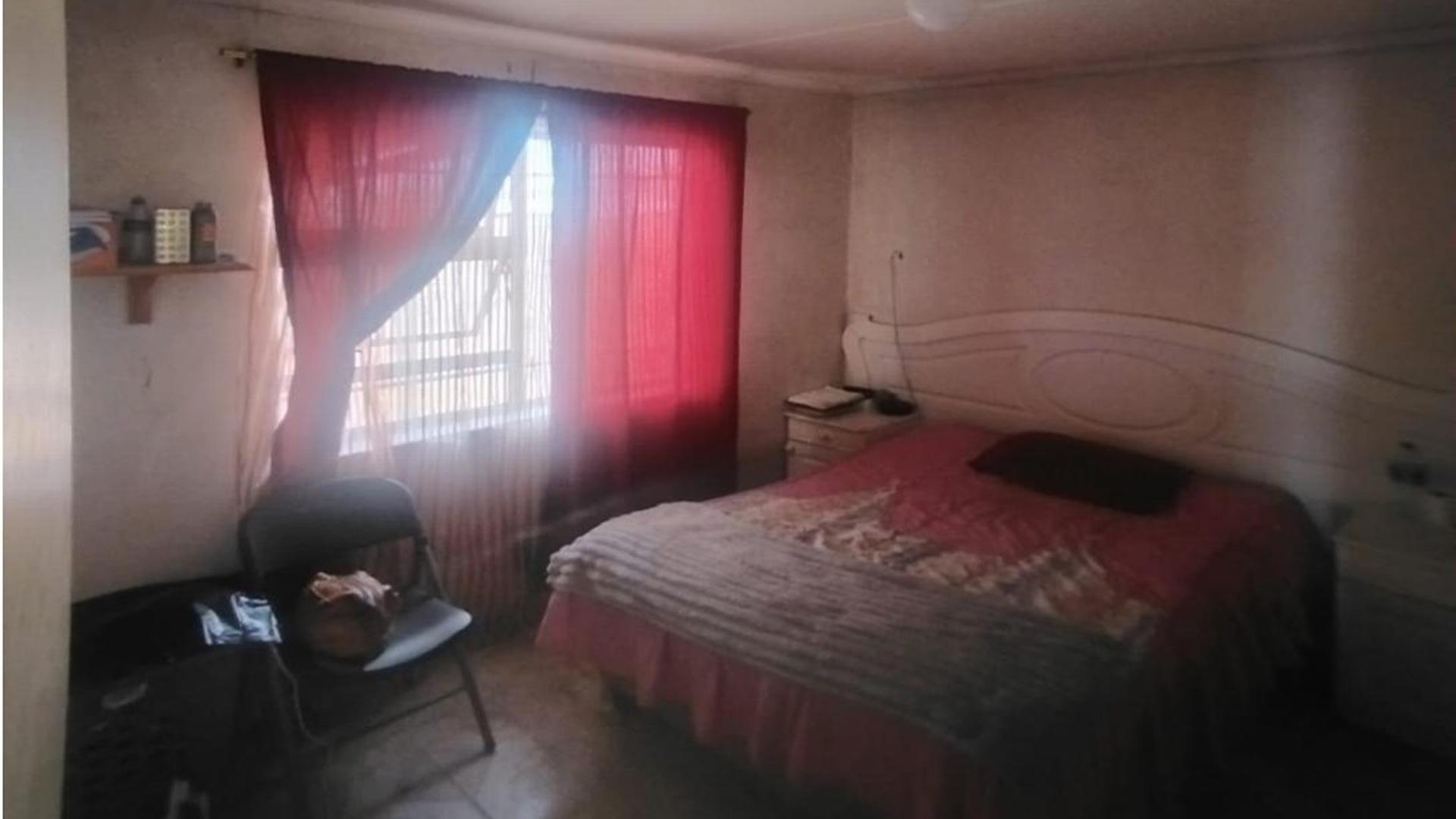 Bed Room 1 of property in Delft