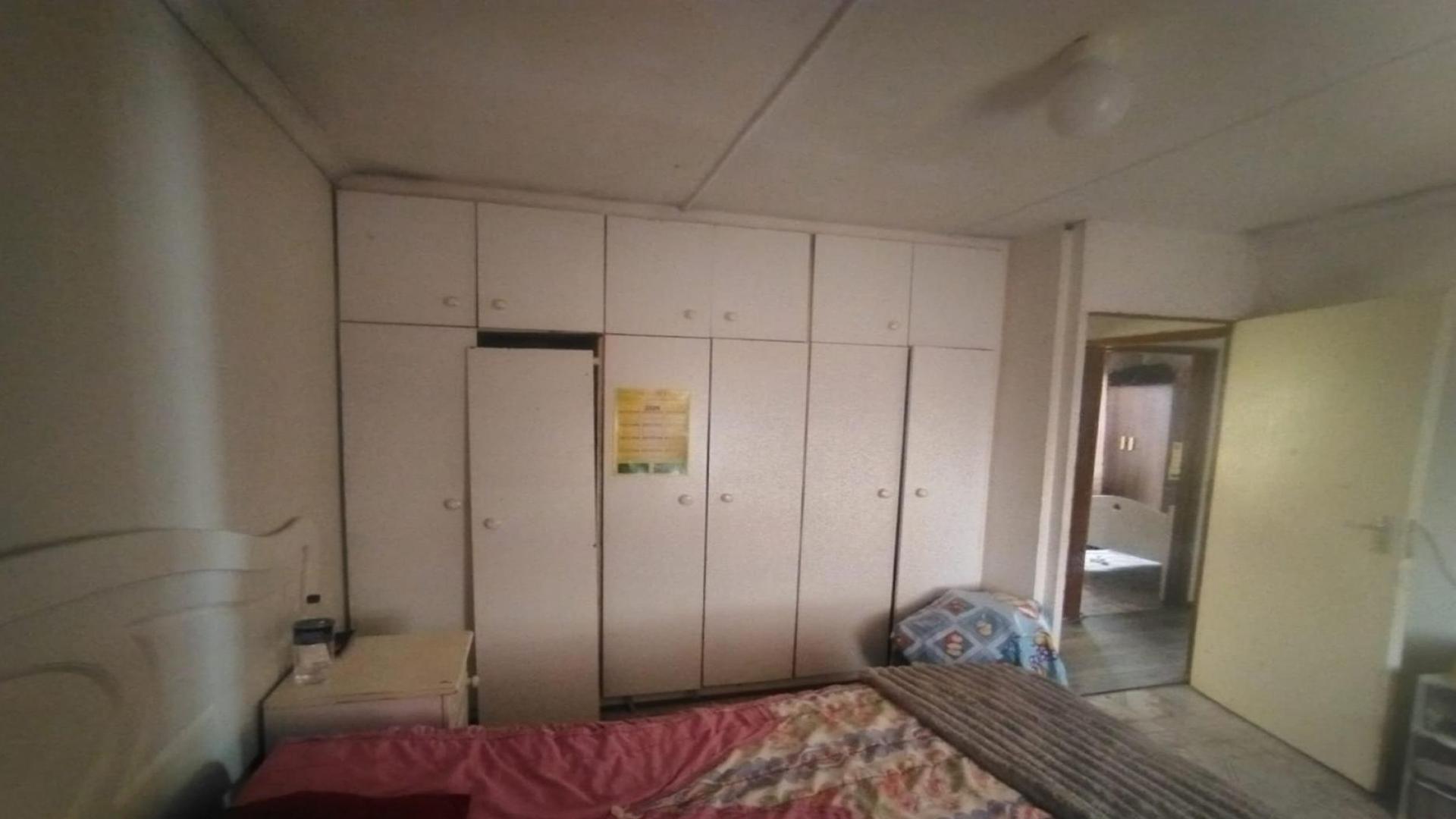 Bed Room 1 of property in Delft