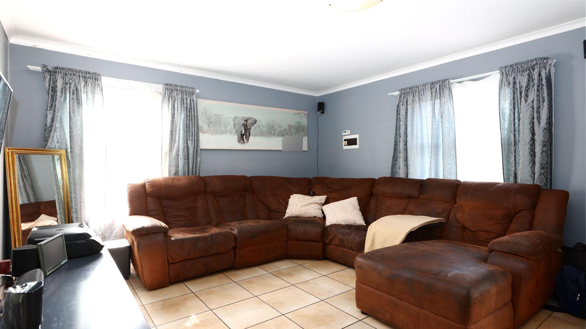Lounges of property in Kosmosdal