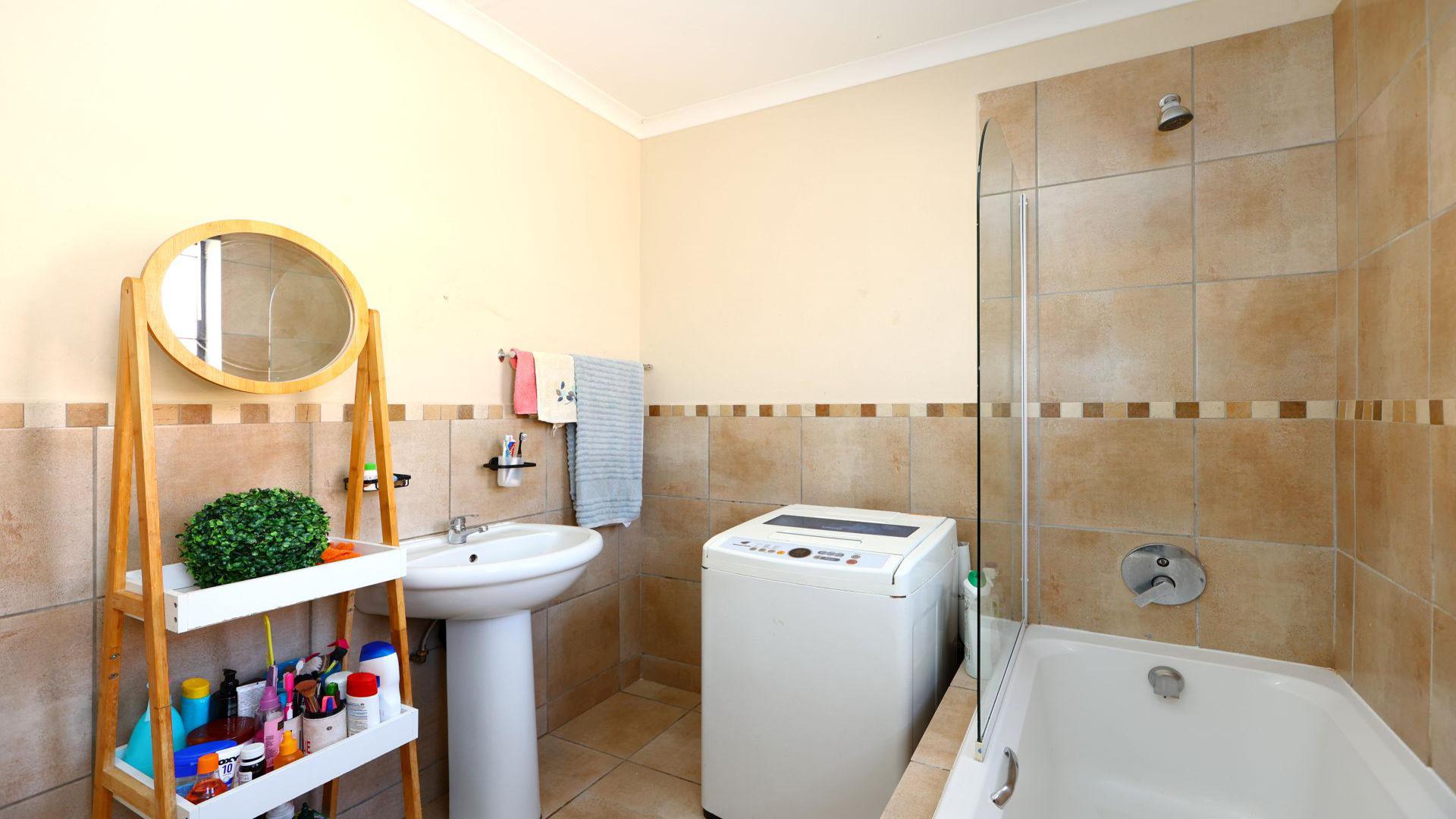 Bathroom 2 of property in Kosmosdal