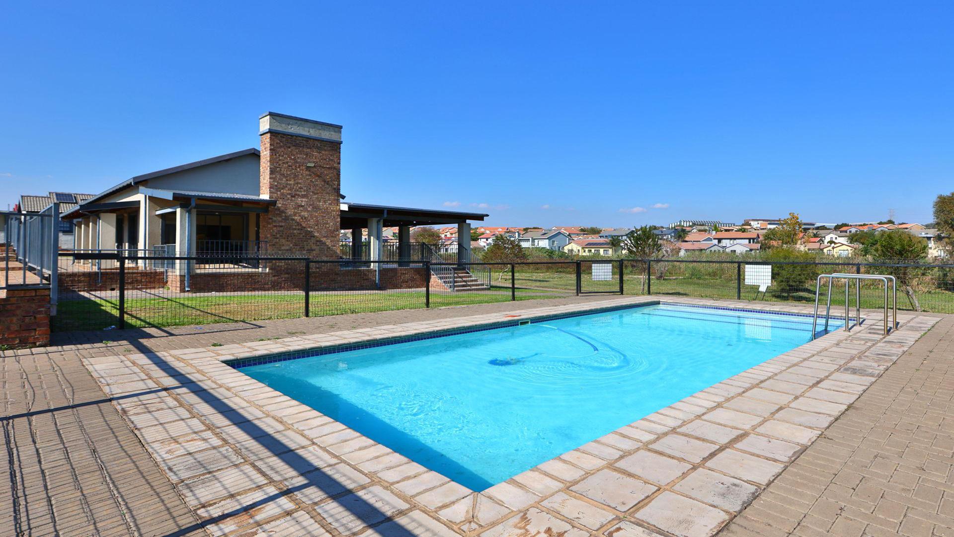 Swimming Pool of property in Kosmosdal