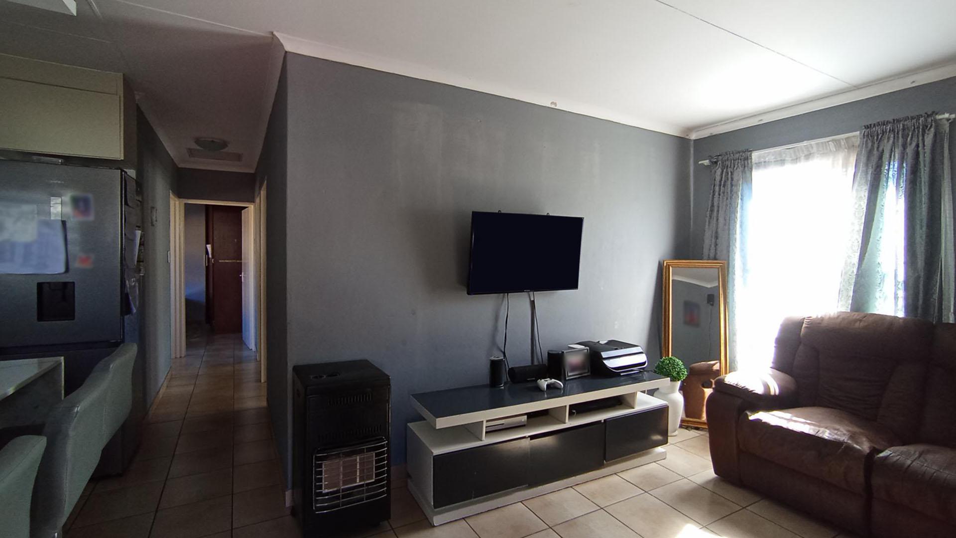 Lounges - 17 square meters of property in Kosmosdal