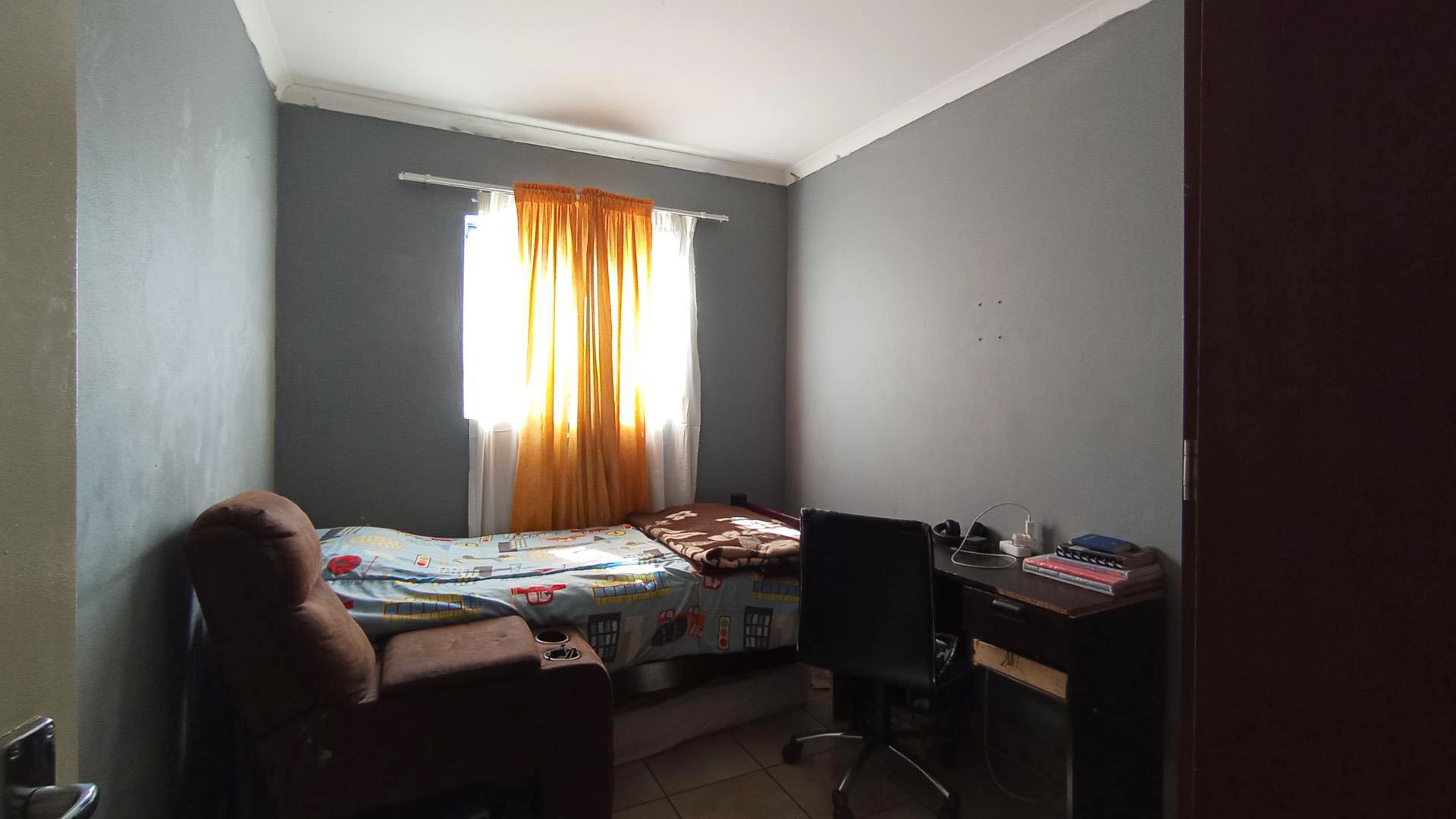 Bed Room 1 - 9 square meters of property in Kosmosdal