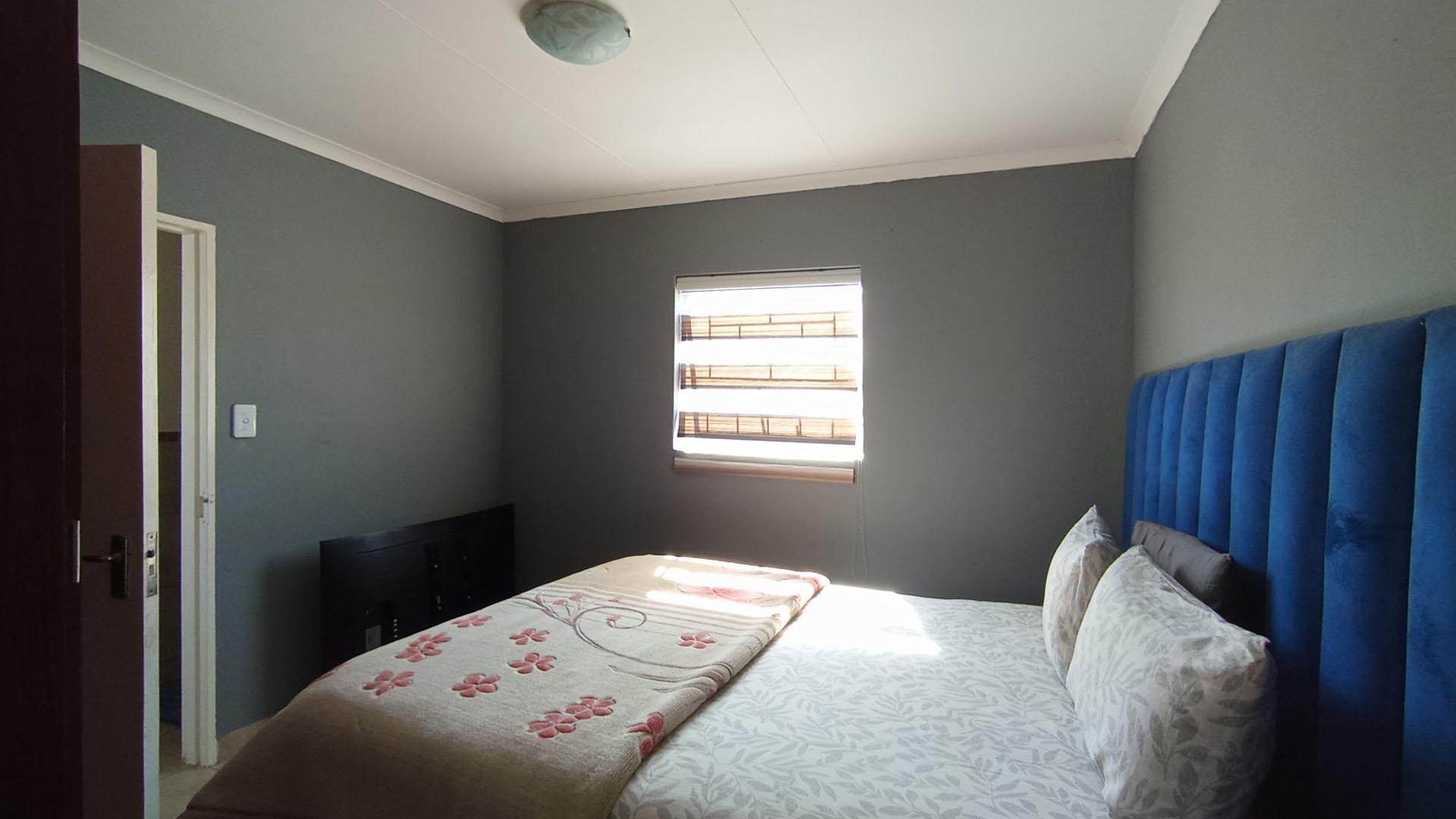Main Bedroom - 12 square meters of property in Kosmosdal