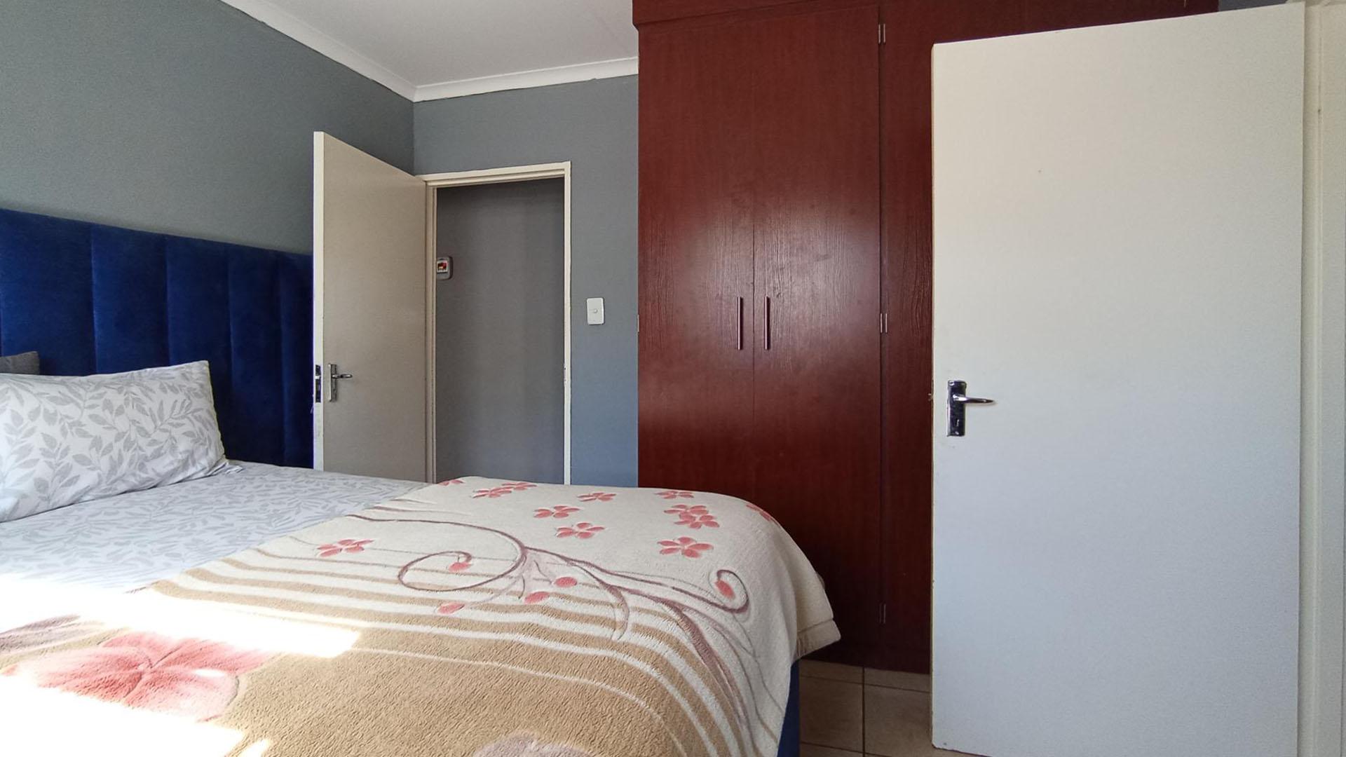 Main Bedroom - 12 square meters of property in Kosmosdal