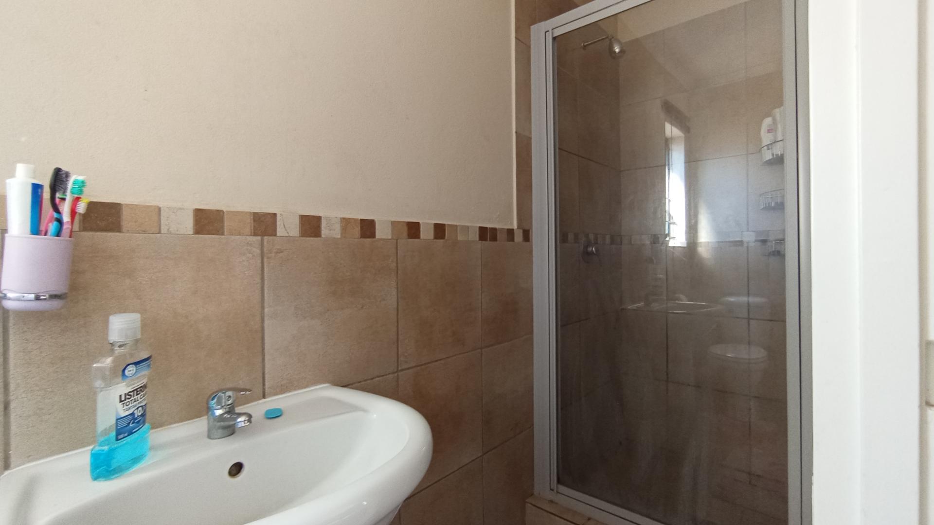 Main Bathroom - 4 square meters of property in Kosmosdal