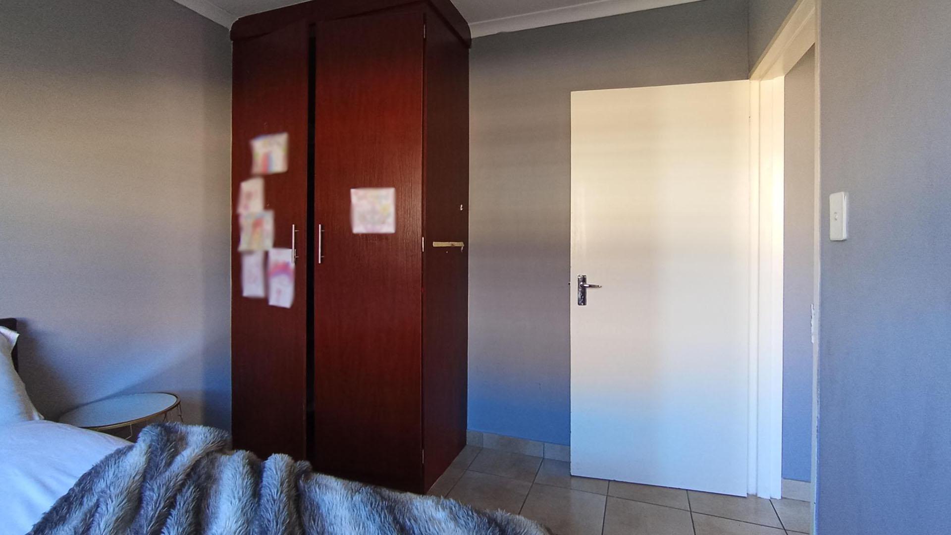 Bed Room 2 - 8 square meters of property in Kosmosdal