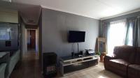 Lounges - 17 square meters of property in Kosmosdal