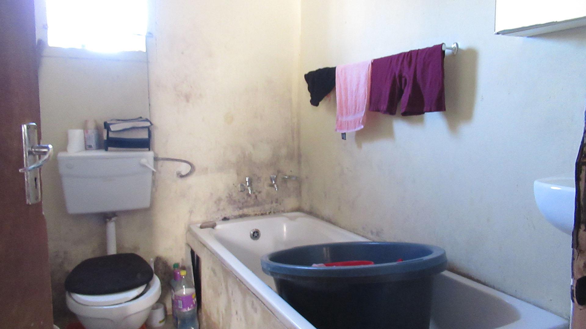 Bathroom 1 - 5 square meters of property in Ivory Park