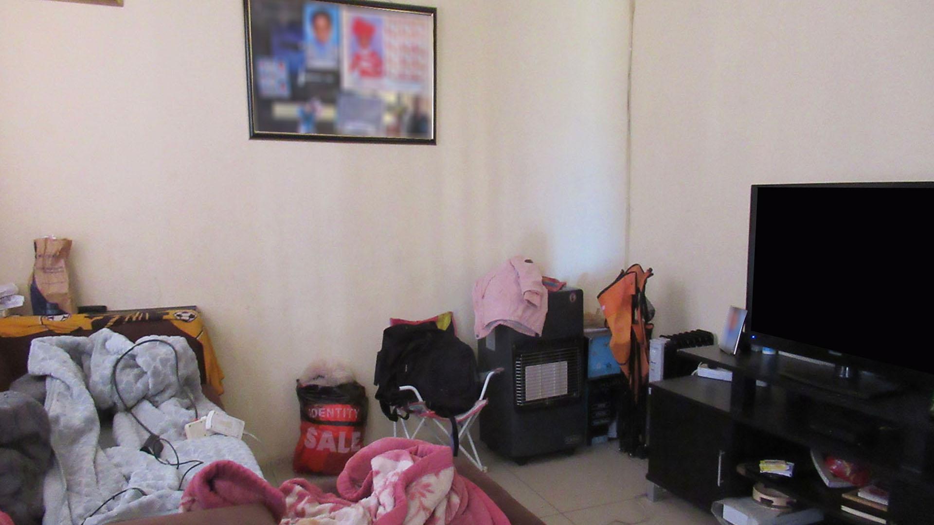Lounges - 11 square meters of property in Ivory Park