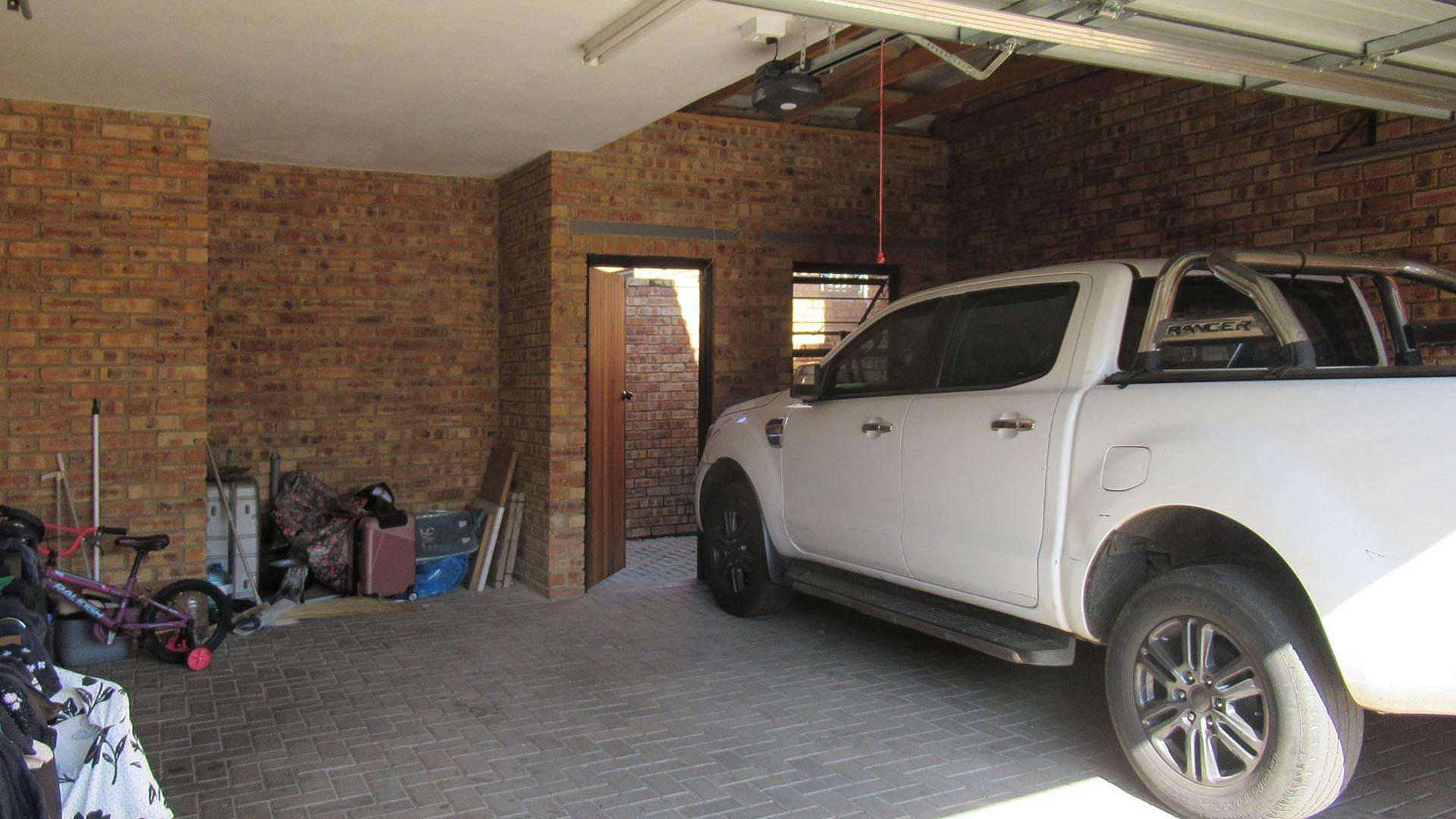 Garage - 38 square meters of property in Ruimsig