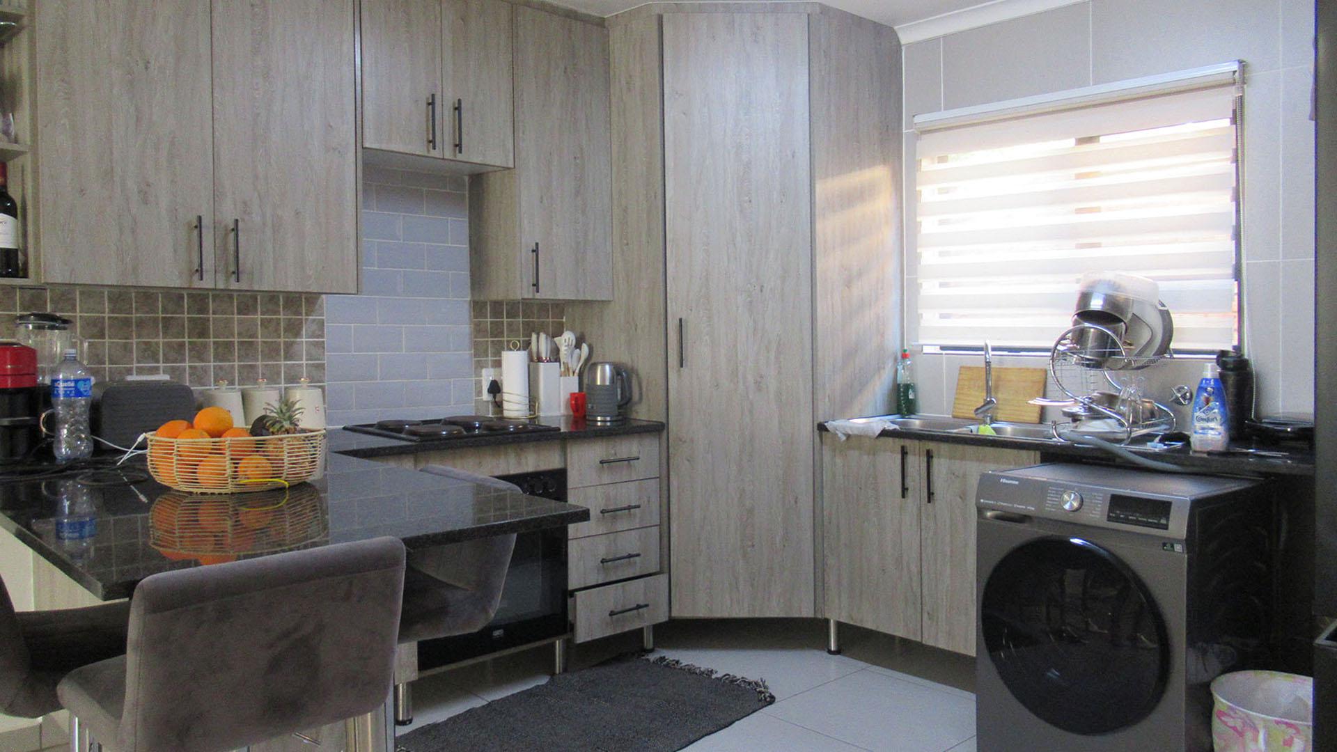 Kitchen - 12 square meters of property in Ruimsig