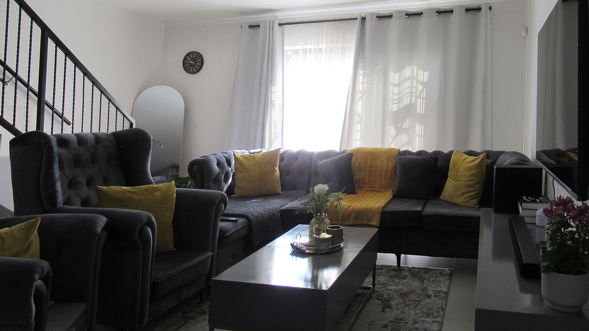 Lounges - 18 square meters of property in Ruimsig