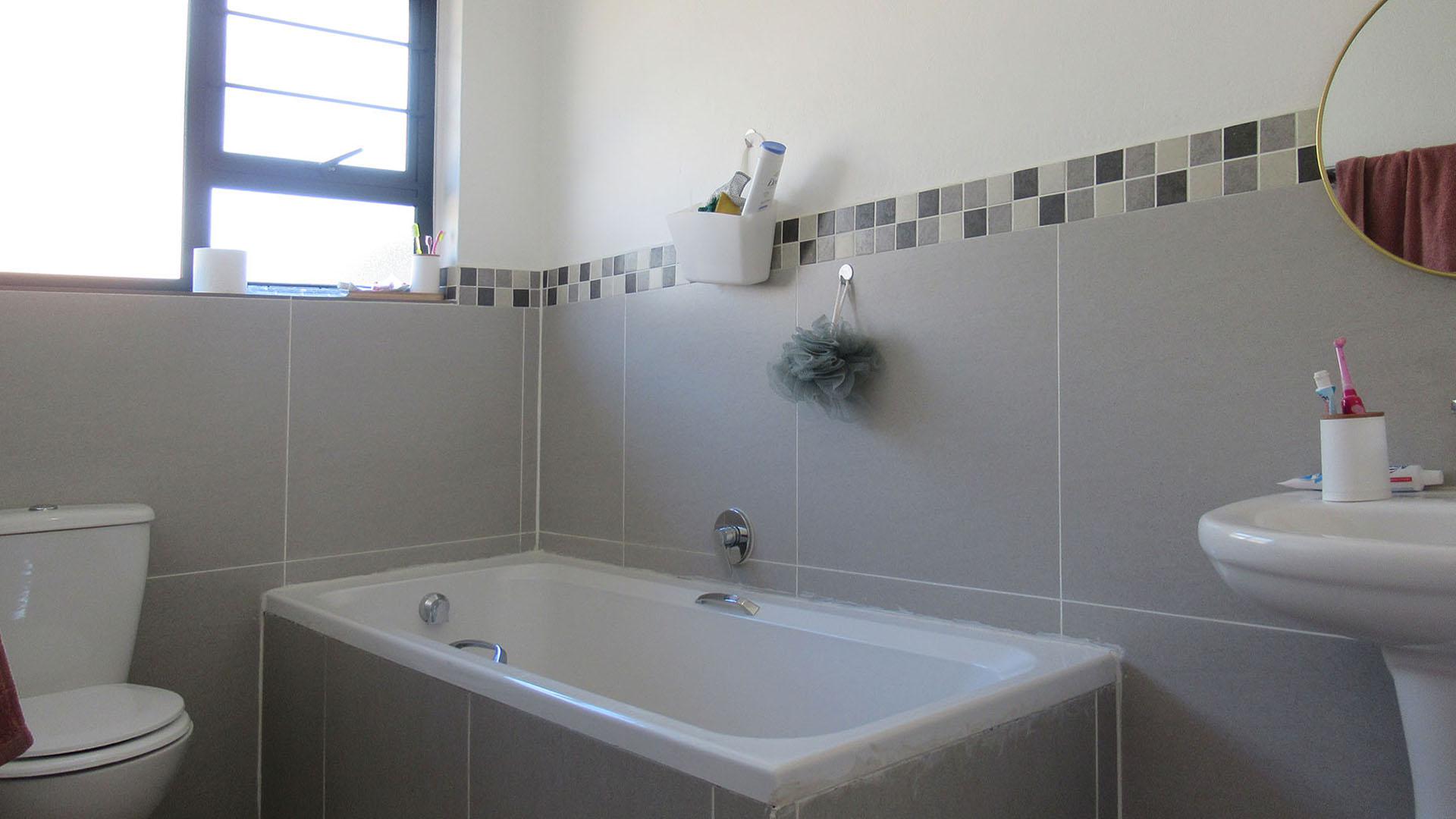 Bathroom 1 - 18 square meters of property in Ruimsig