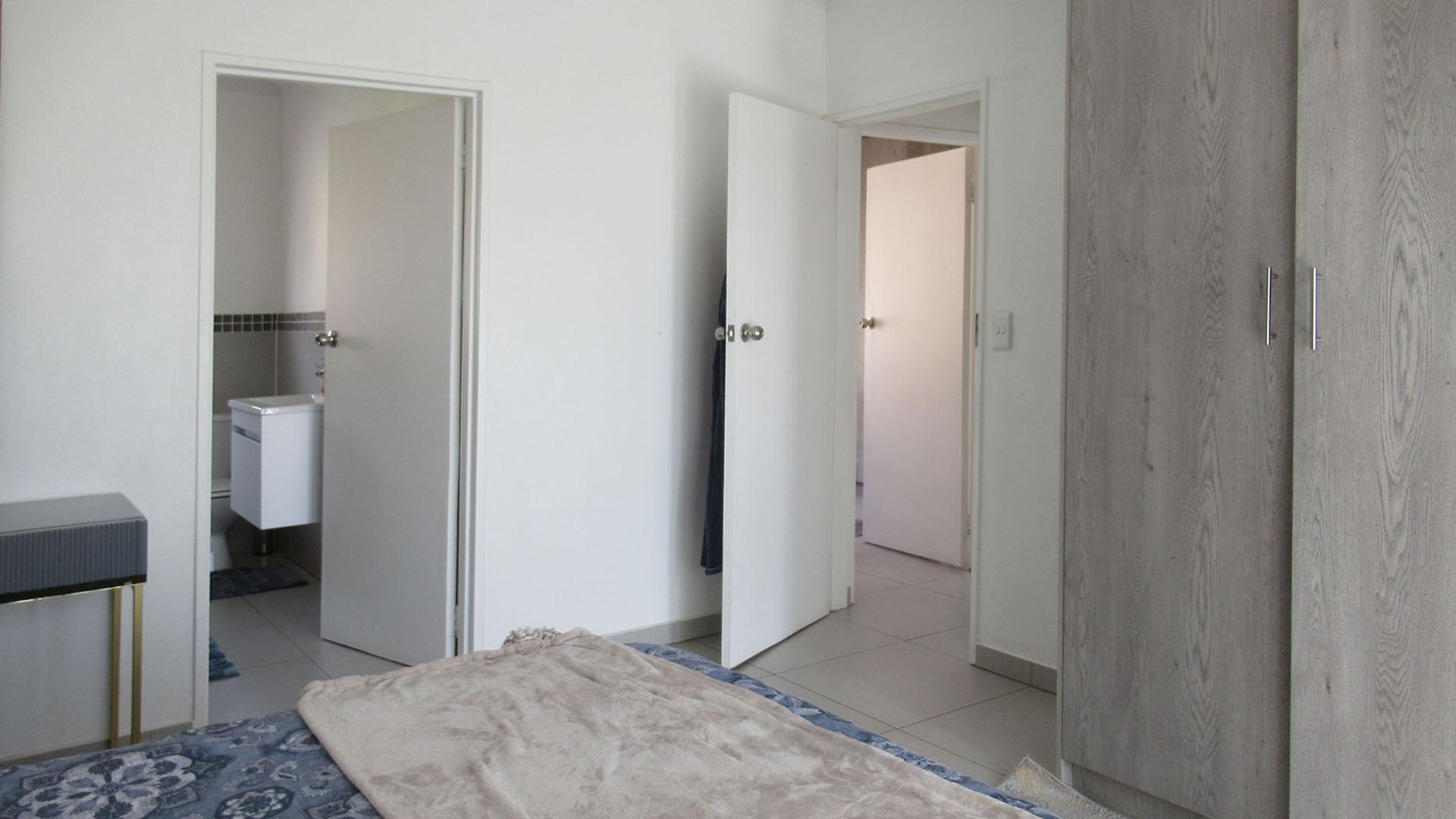 Main Bedroom - 17 square meters of property in Ruimsig