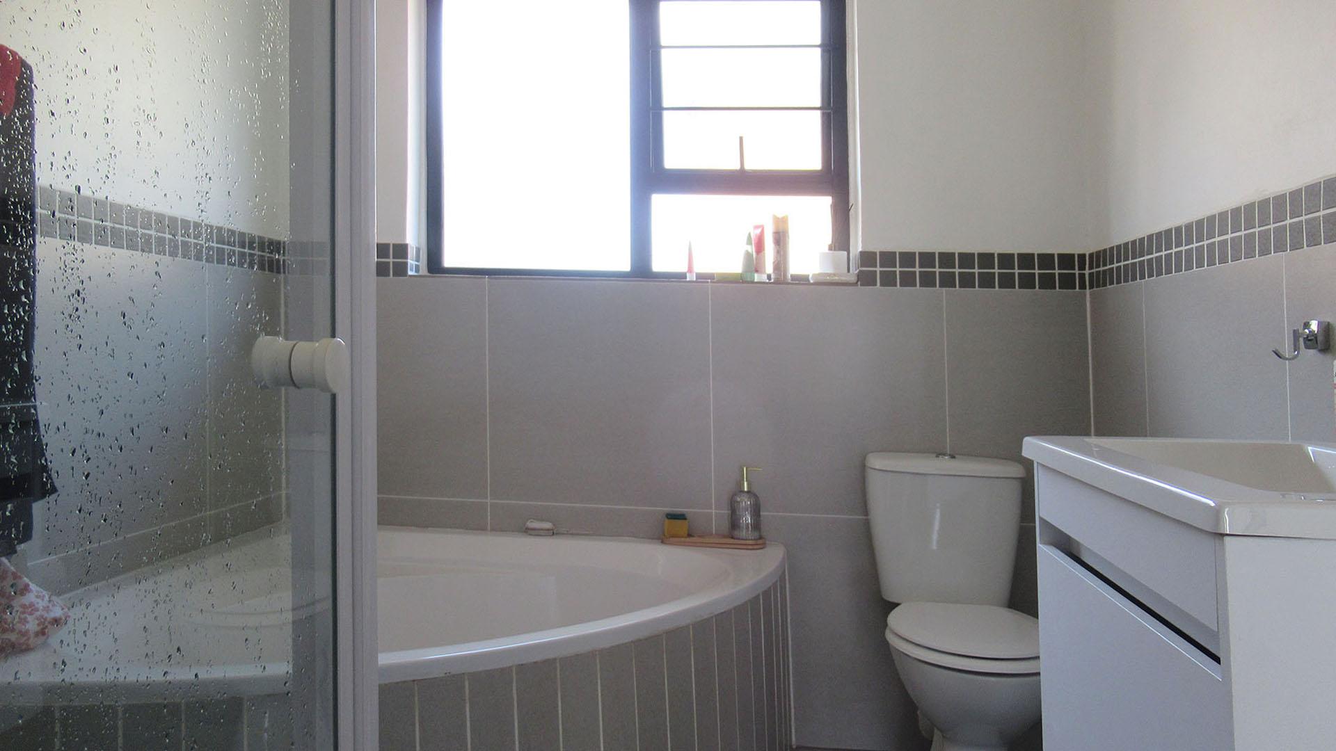 Main Bathroom - 8 square meters of property in Ruimsig
