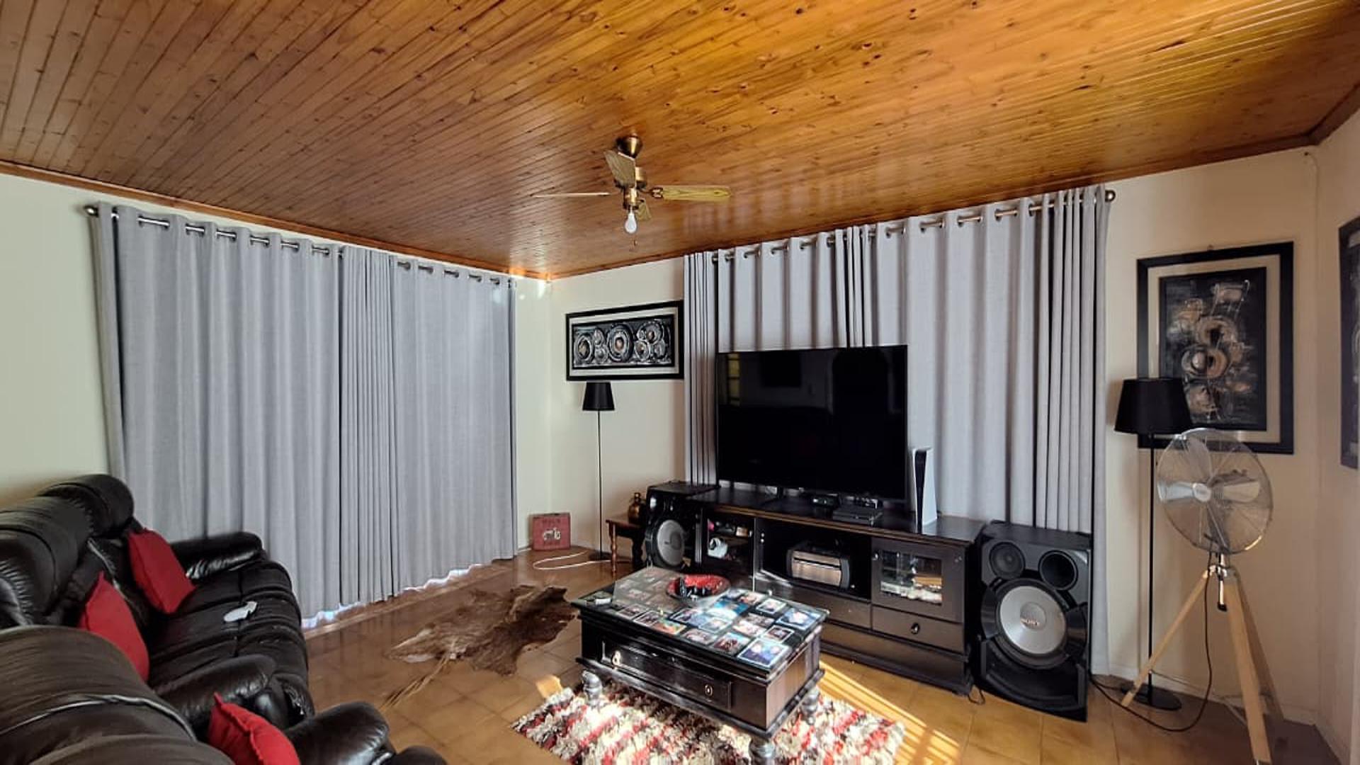 Lounges - 32 square meters of property in Petersfield