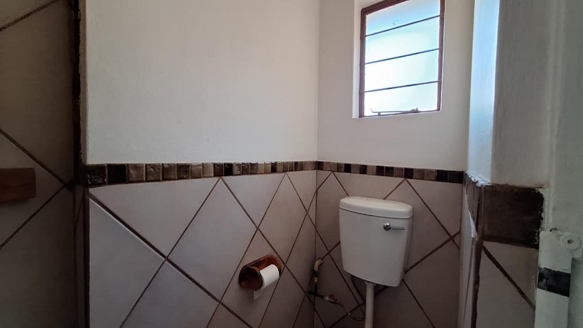 Guest Toilet - 3 square meters of property in Petersfield