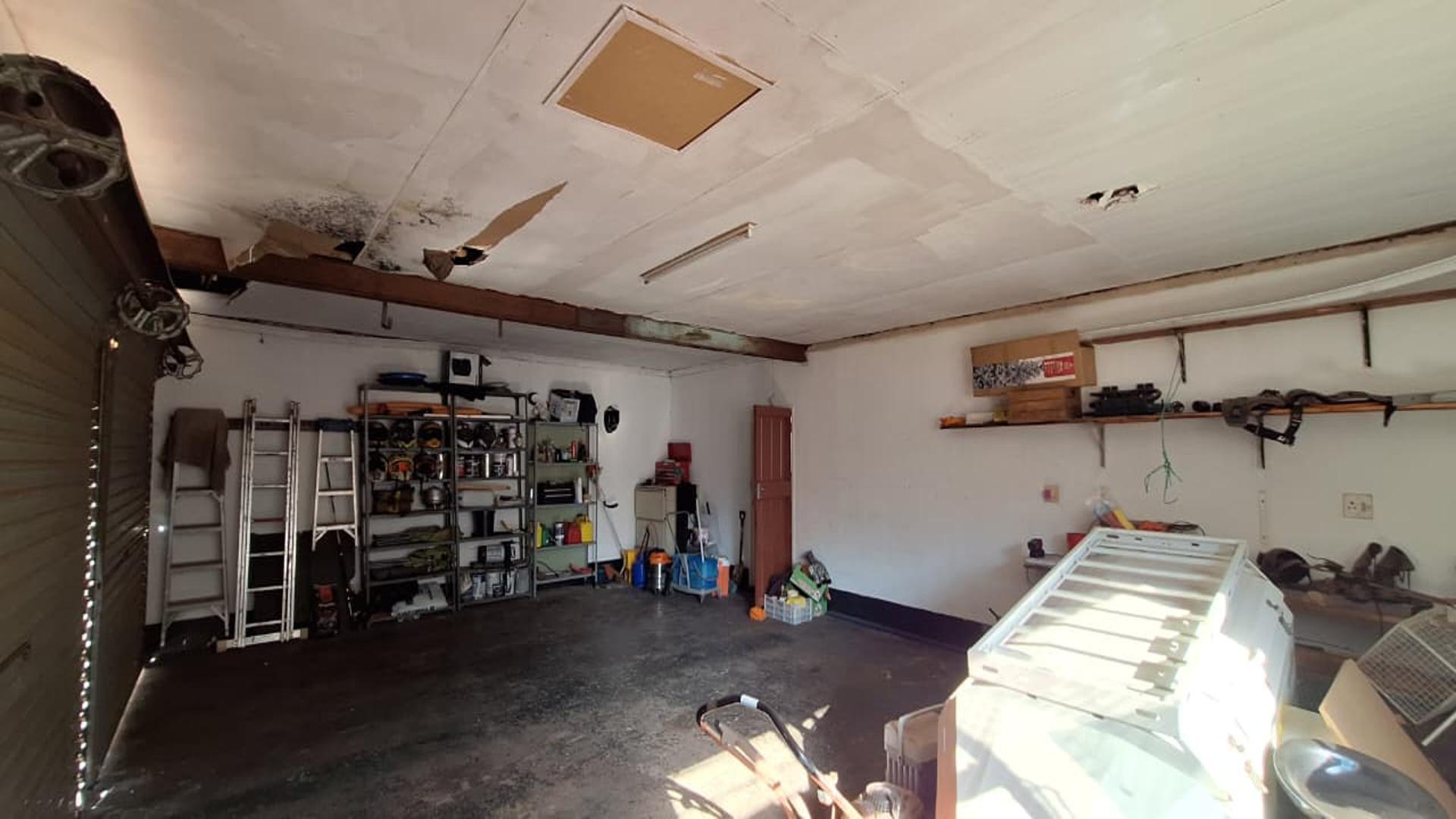 Garage - 60 square meters of property in Petersfield