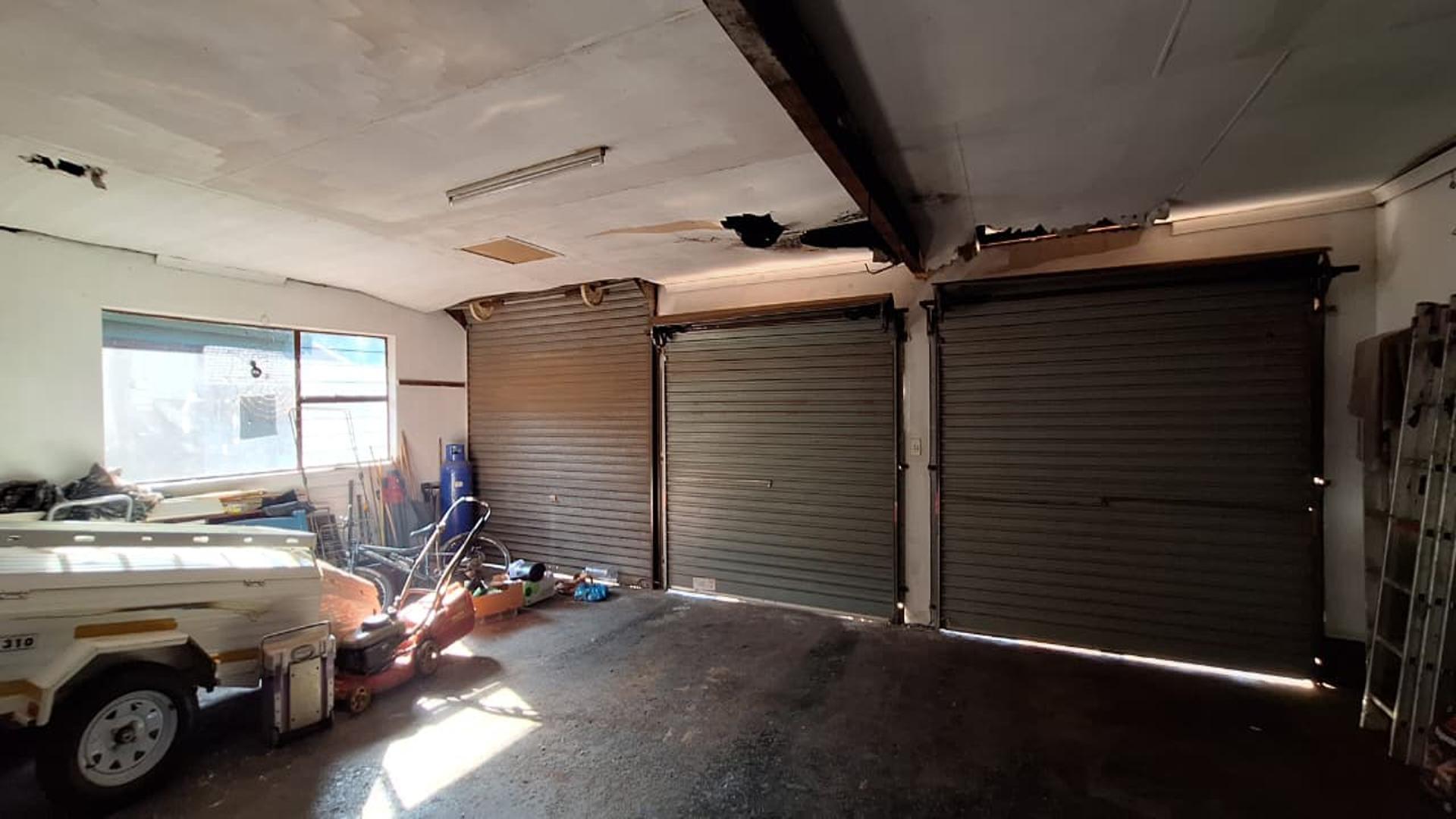 Garage - 60 square meters of property in Petersfield
