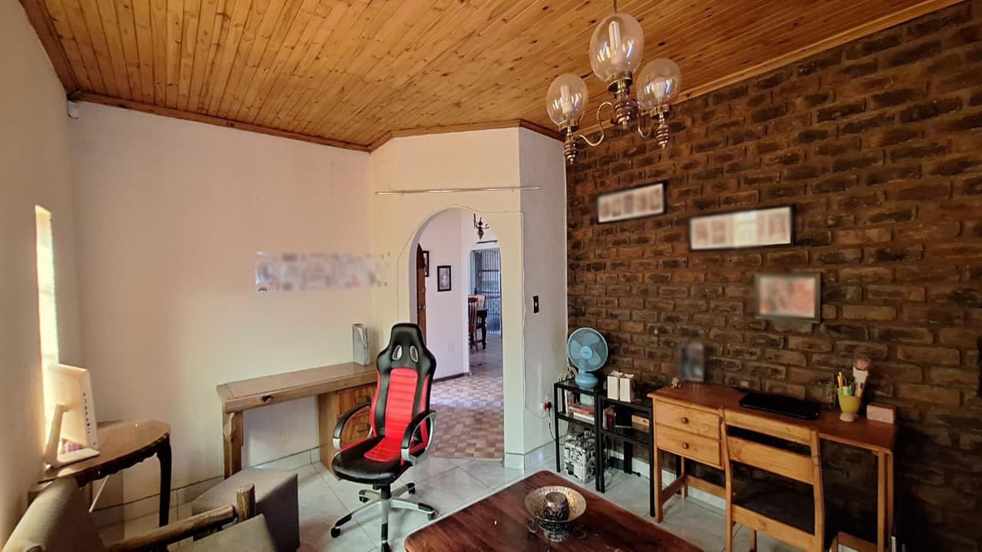 Informal Lounge - 20 square meters of property in Petersfield