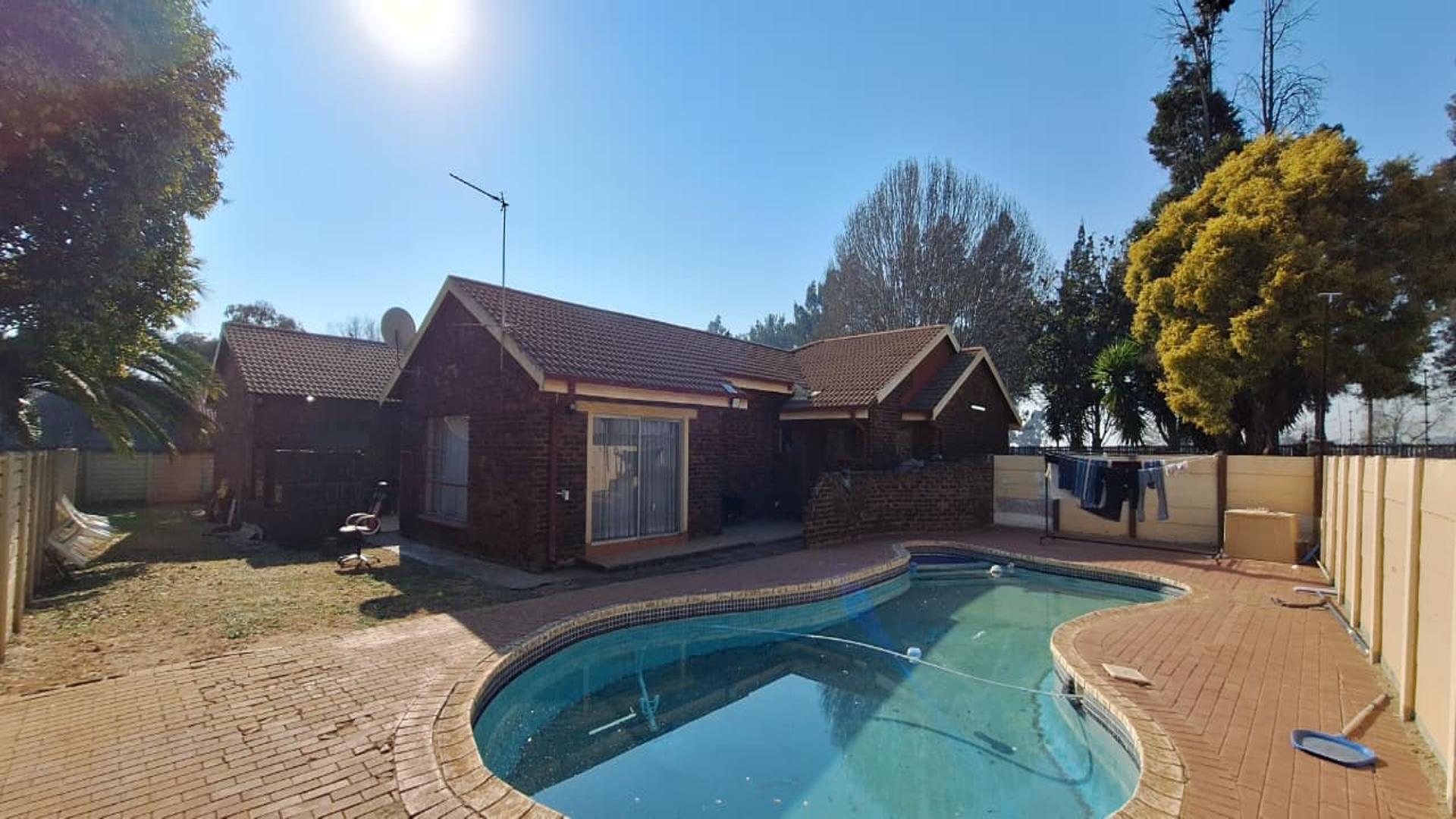 Swimming Pool of property in Petersfield