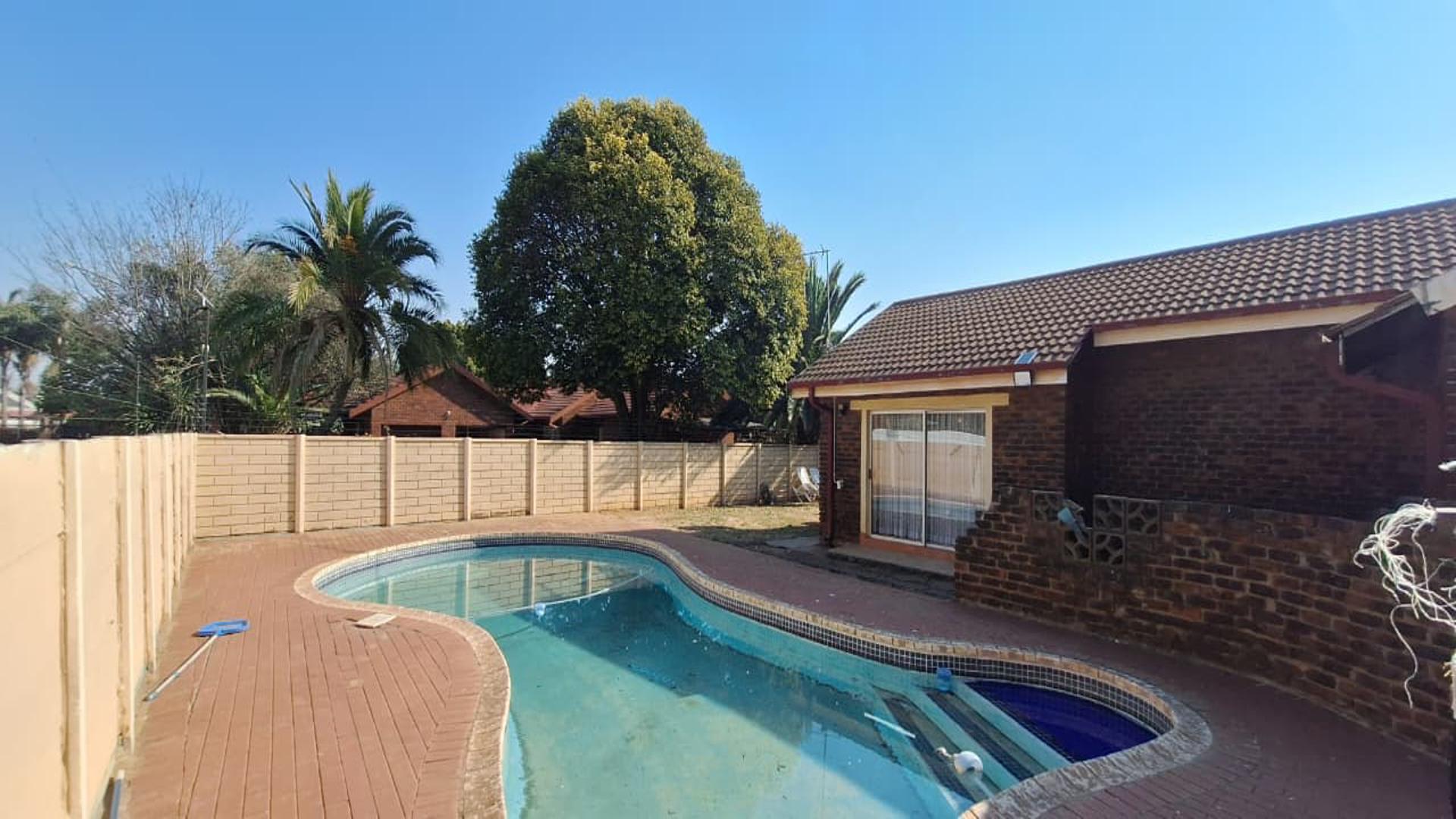 Swimming Pool of property in Petersfield