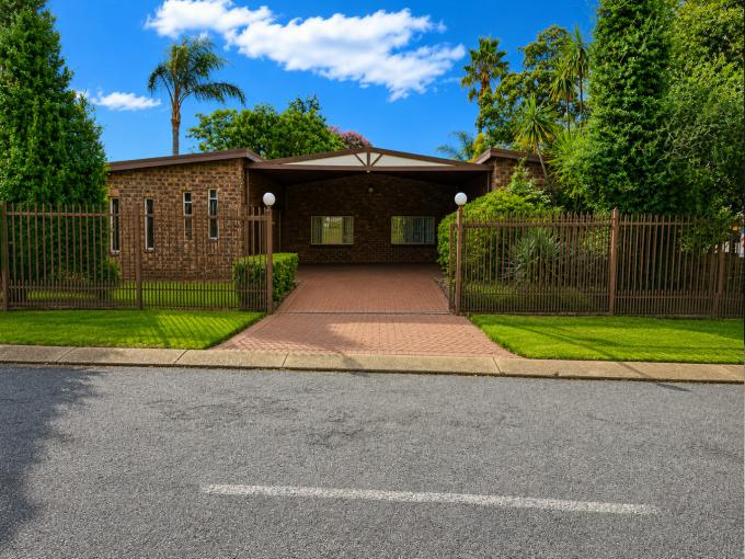 4 Bedroom House for Sale For Sale in Rooihuiskraal - MR715291