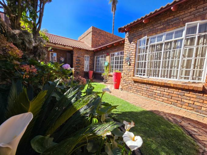 3 Bedroom Simplex for Sale For Sale in Brackendowns - MR715378