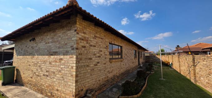 3 Bedroom House for Sale For Sale in Potchefstroom - MR715392