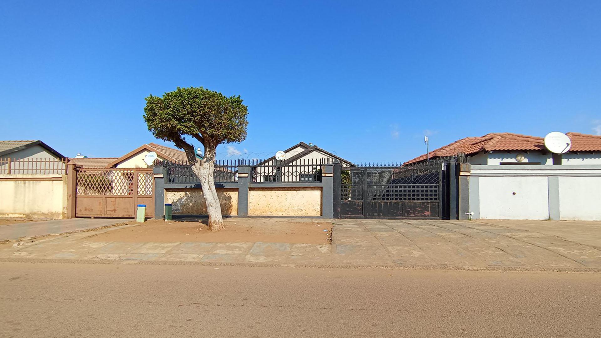Front View of property in Soshanguve