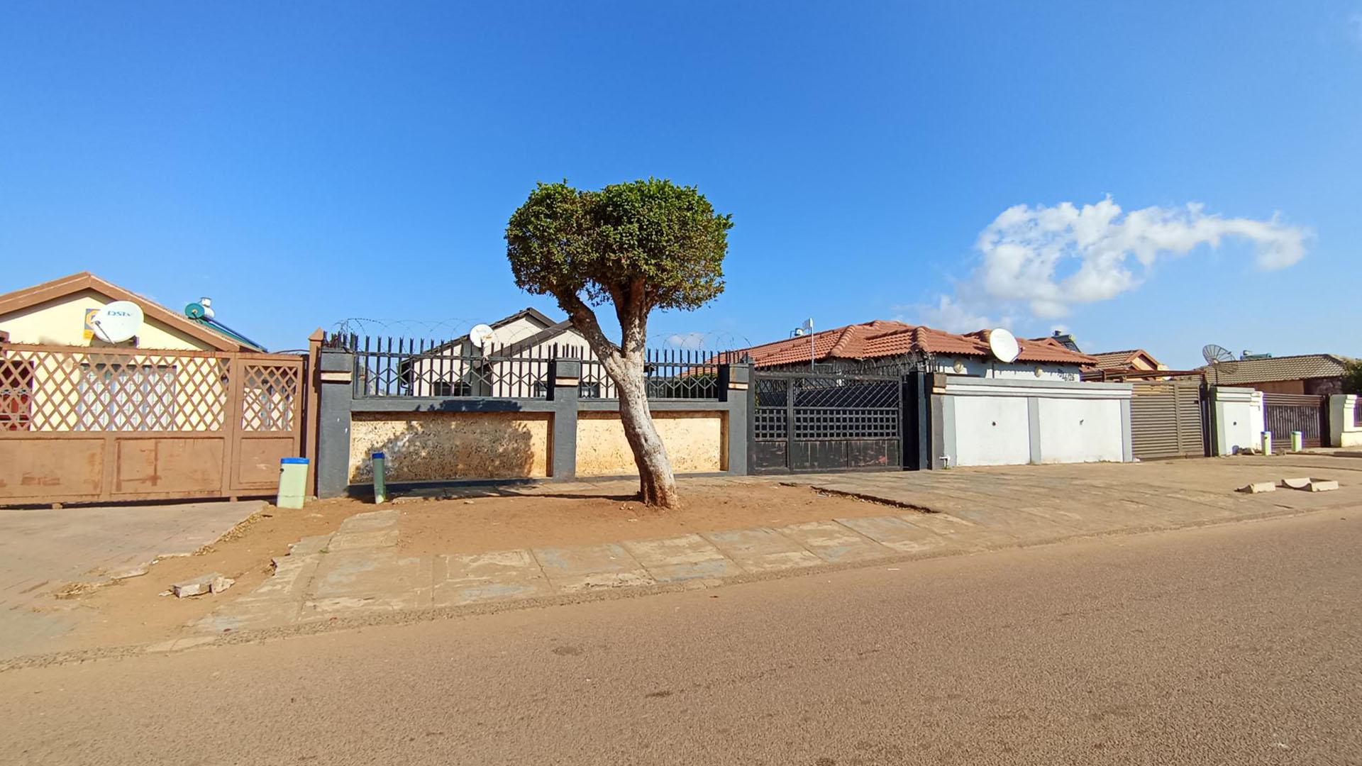 Front View of property in Soshanguve