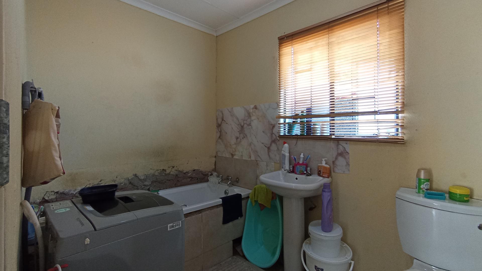 Bathroom 1 of property in Soshanguve