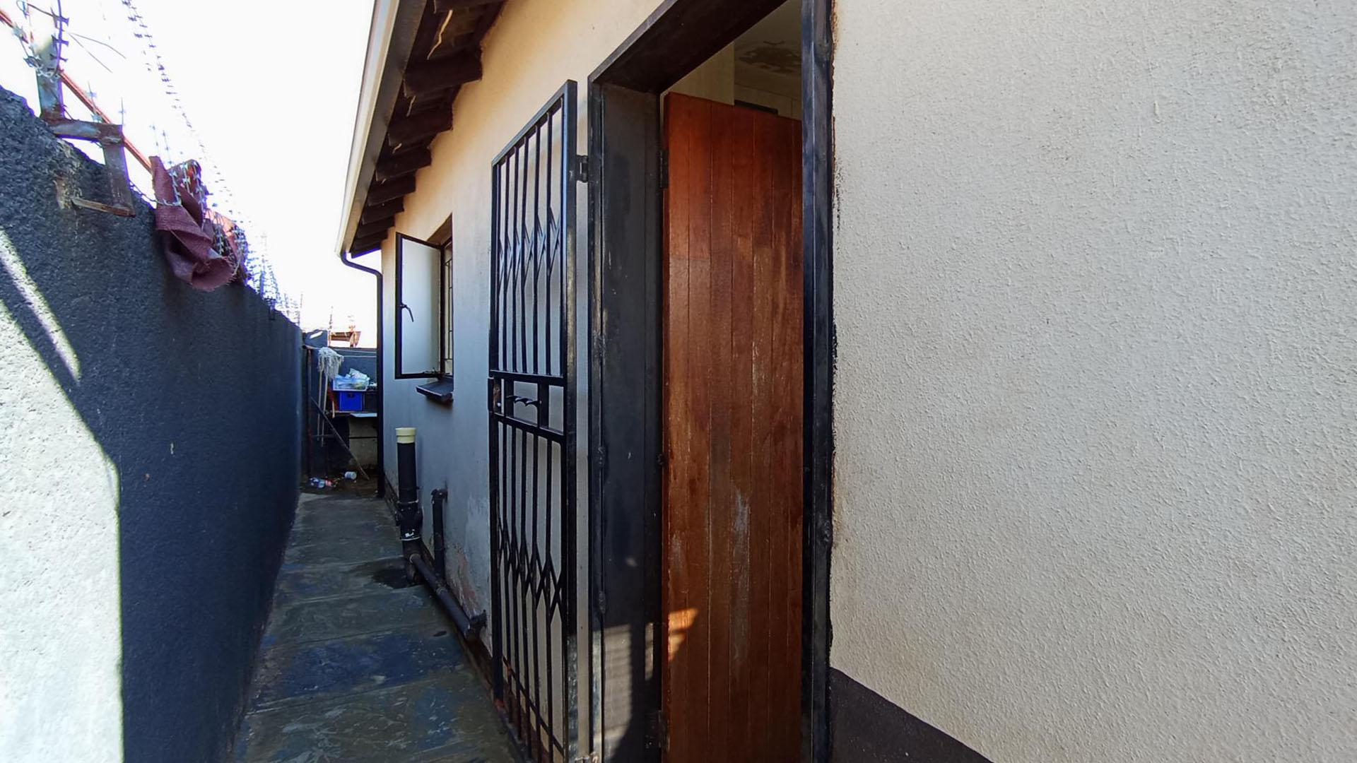 Front View of property in Soshanguve