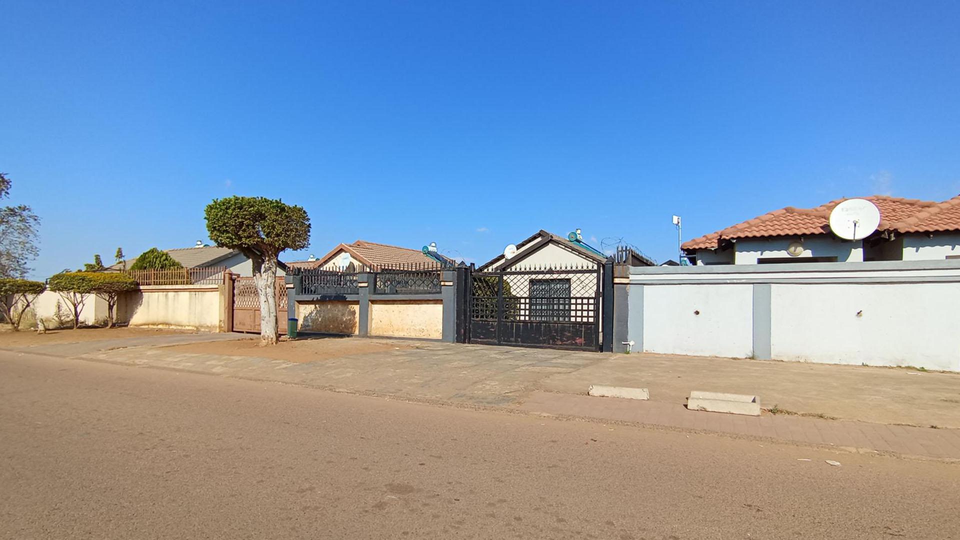 Front View of property in Soshanguve
