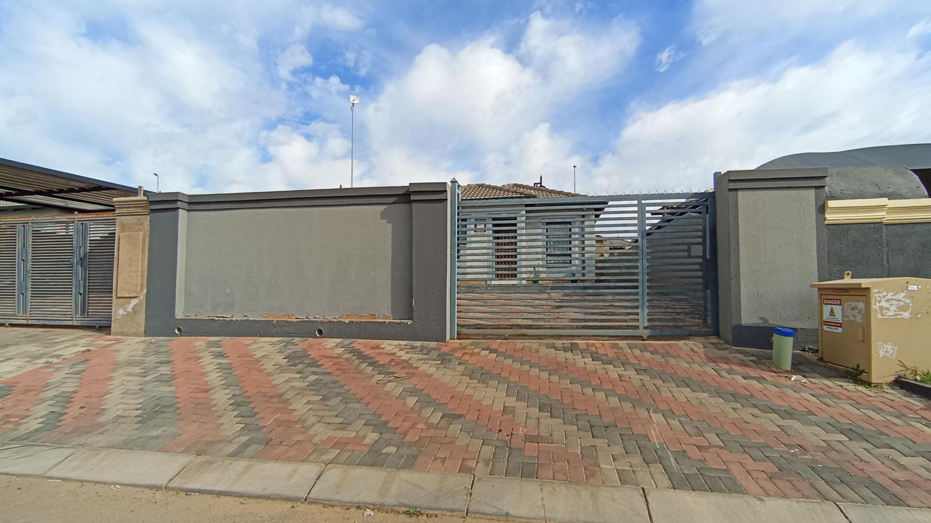 Front View of property in Clayville