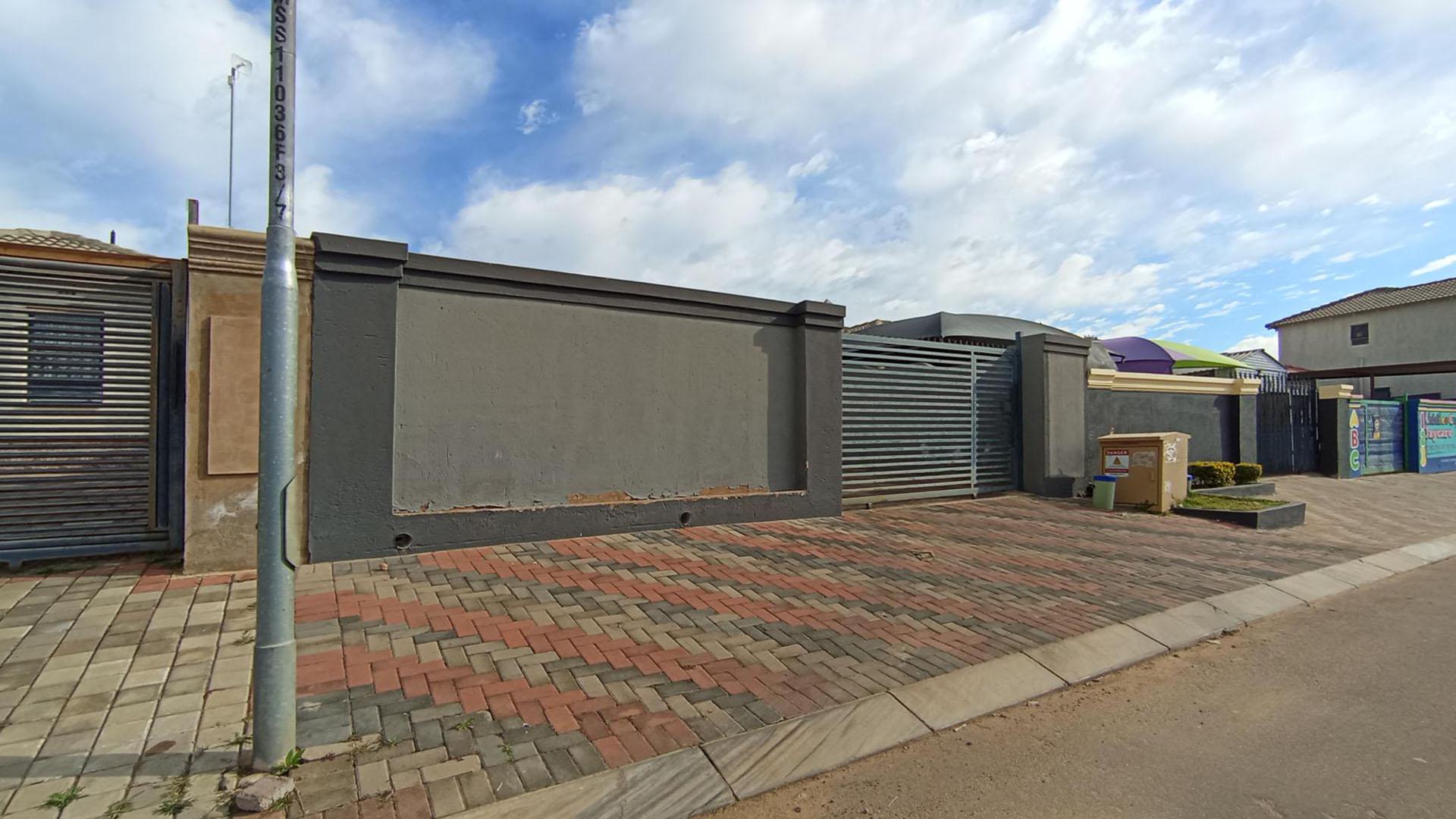 Front View of property in Clayville