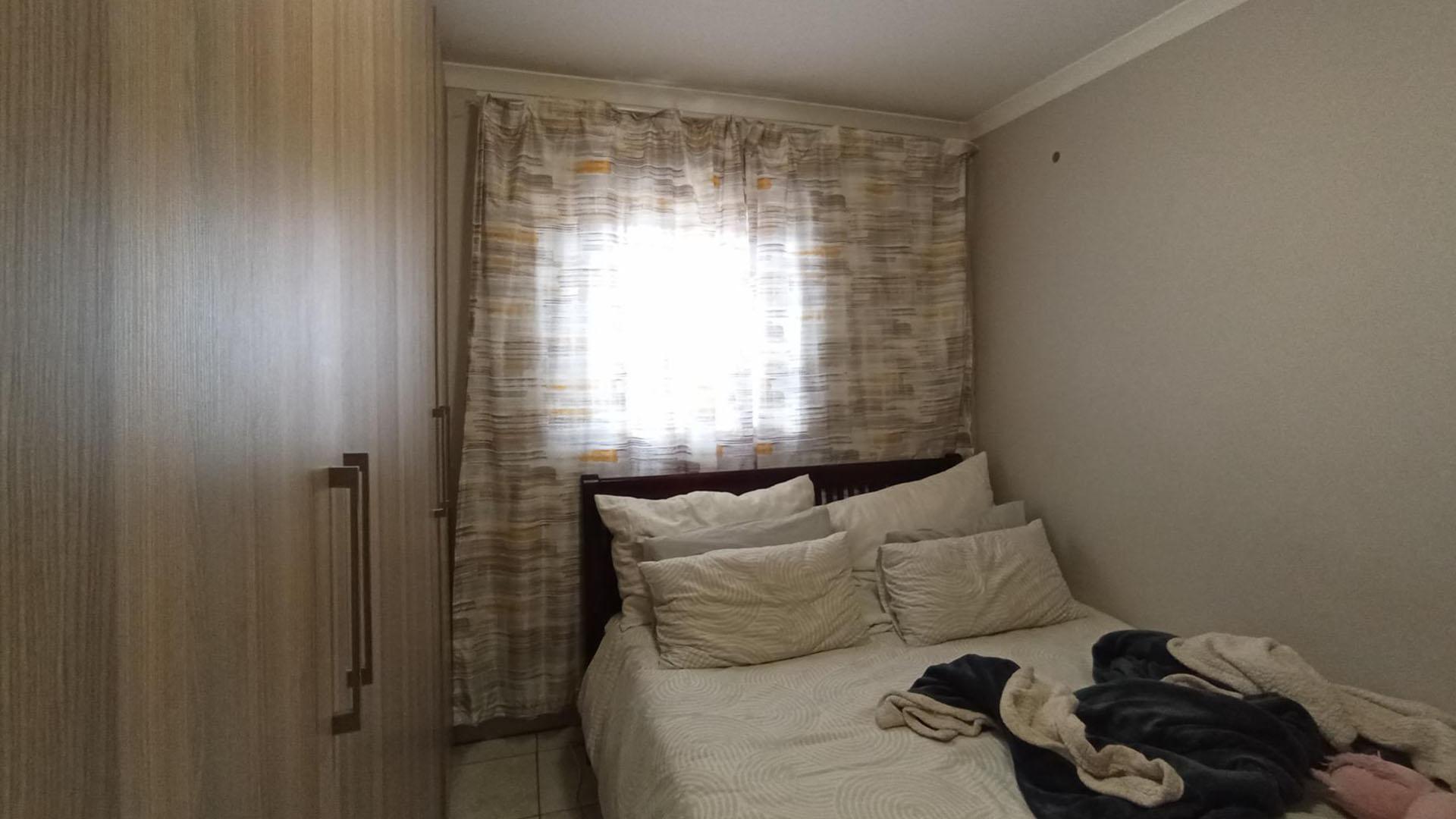 Bed Room 1 - 11 square meters of property in Clayville