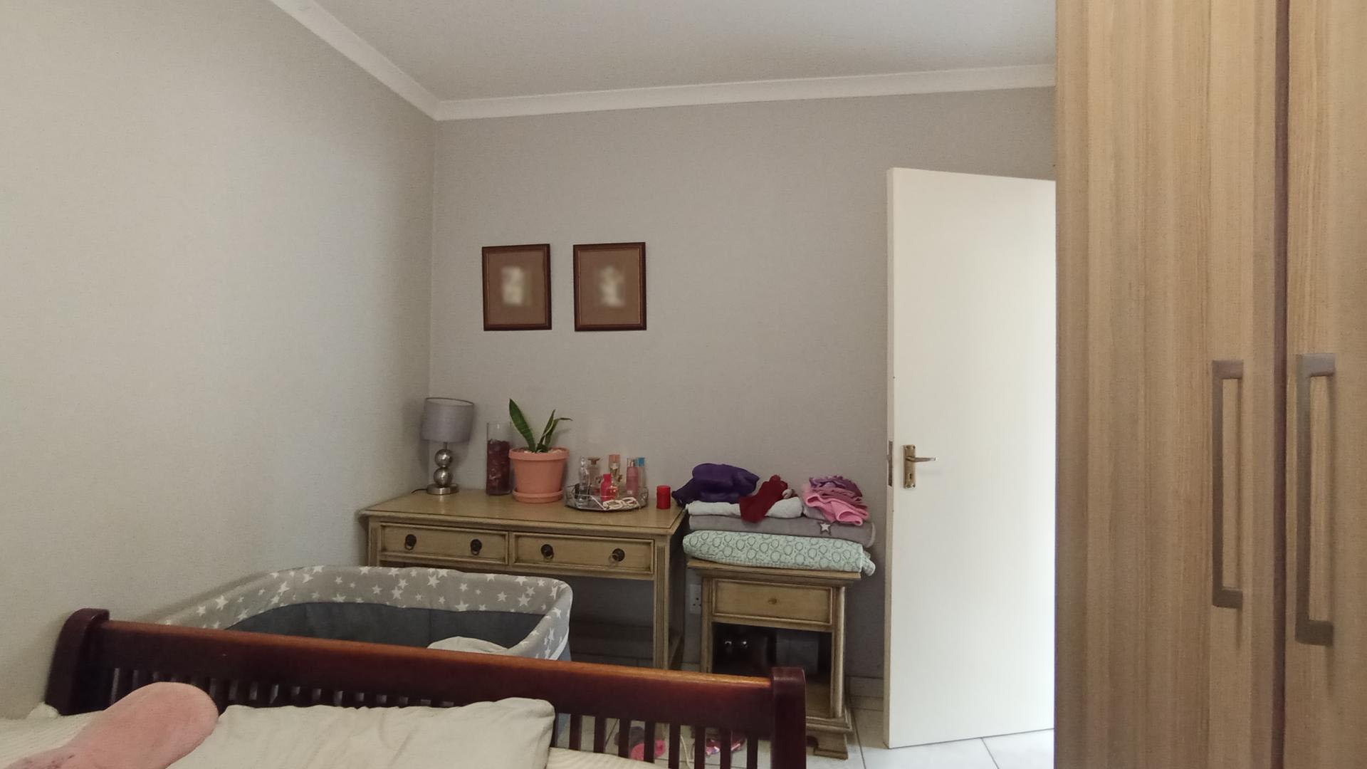 Bed Room 1 - 11 square meters of property in Clayville