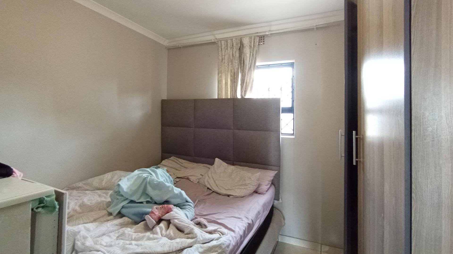 Bed Room 2 - 8 square meters of property in Clayville